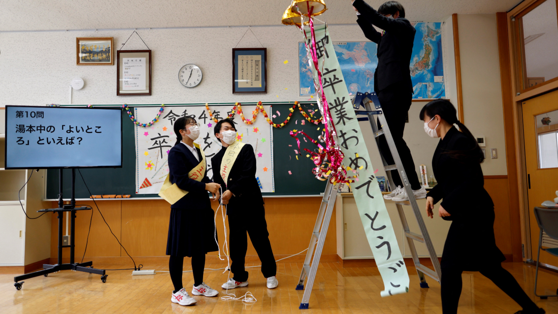 Nhật Bản đóng cửa trường học khi hai học sinh cuối cùng tốt nghiệp - Ảnh 1.