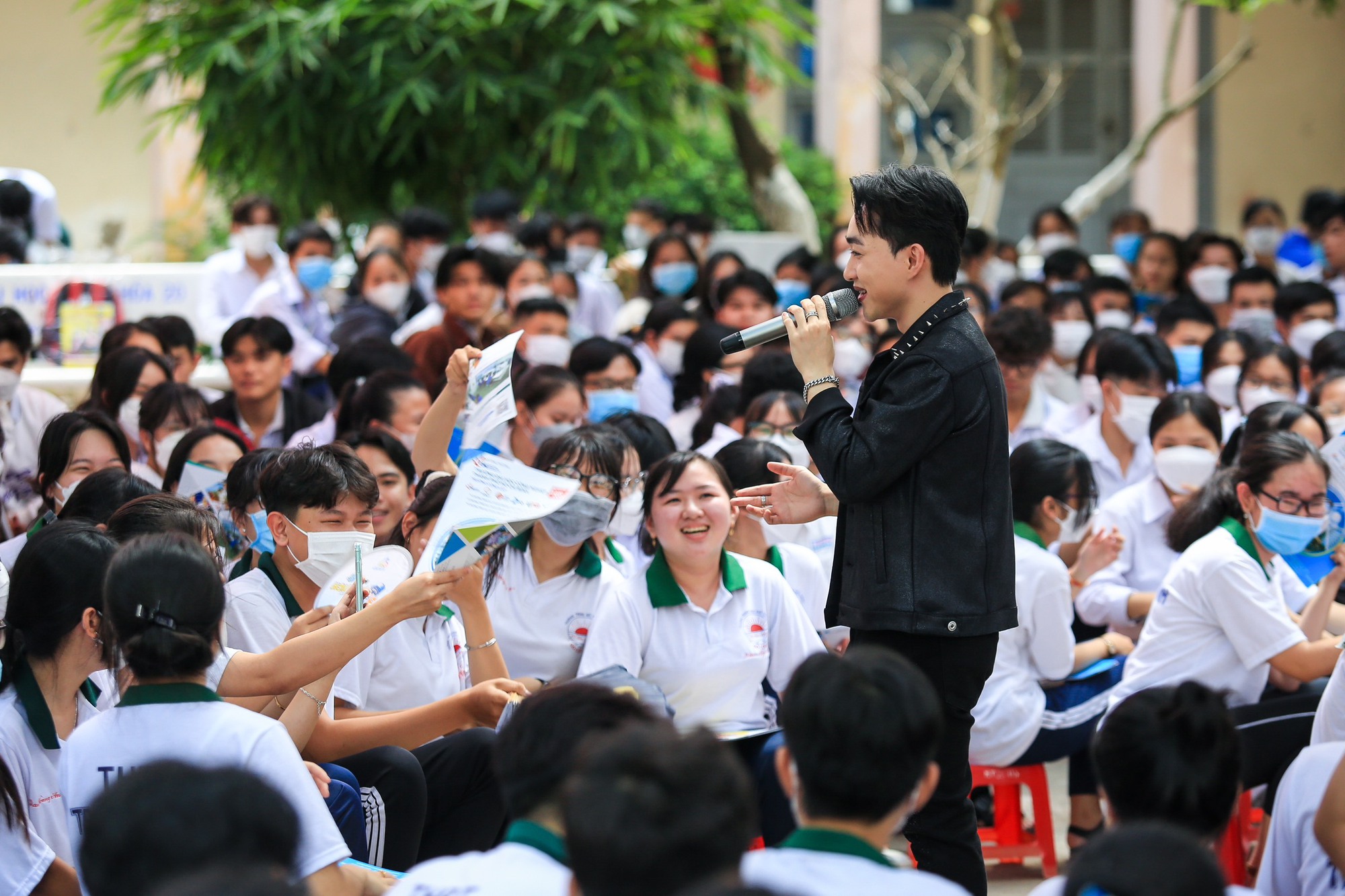 Quán quân 'Thần tượng Bolero 2016' Trung Quang nhận mưa tim ở Tiền Giang - Ảnh 10.