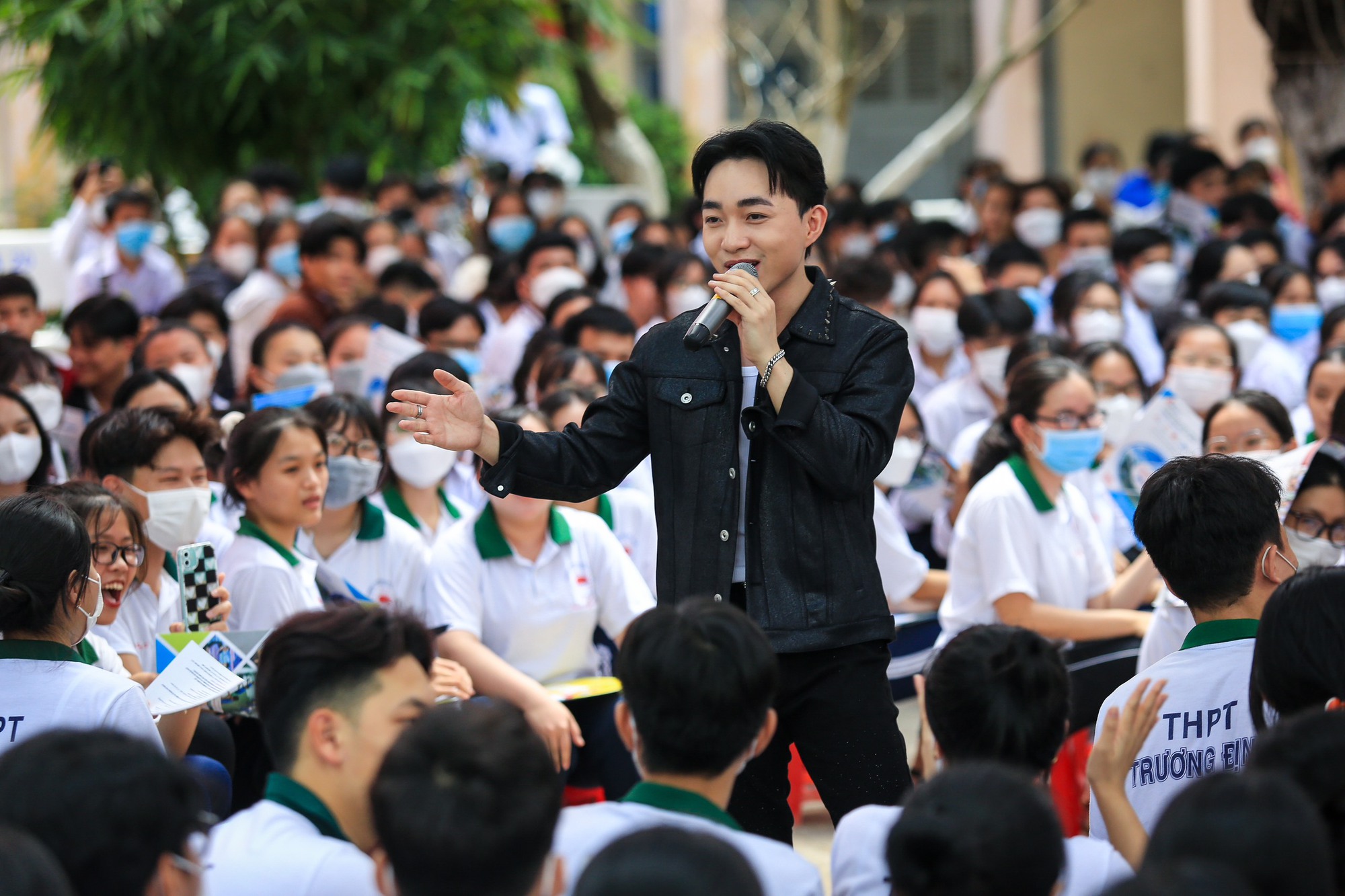 Quán quân 'Thần tượng Bolero 2016' Trung Quang nhận mưa tim ở Tiền Giang - Ảnh 8.