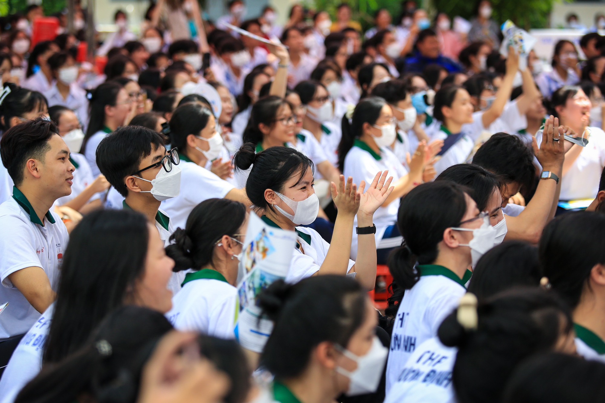 Quán quân 'Thần tượng Bolero 2016' Trung Quang nhận mưa tim ở Tiền Giang - Ảnh 9.