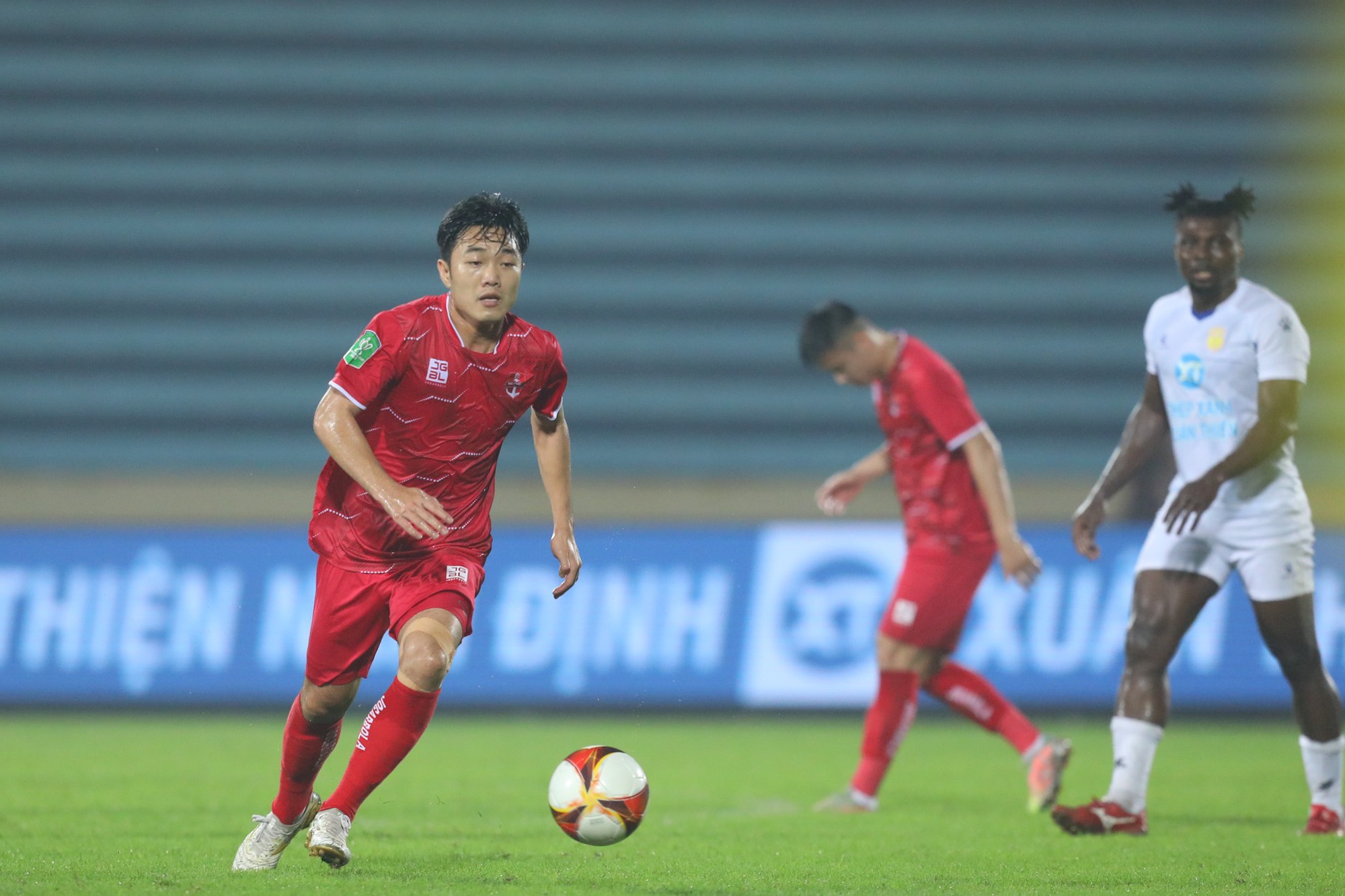 Lương Xuân Trường đá hỏng 11 m, CLB Nam Định thắng kịch tính CLB Hải Phòng