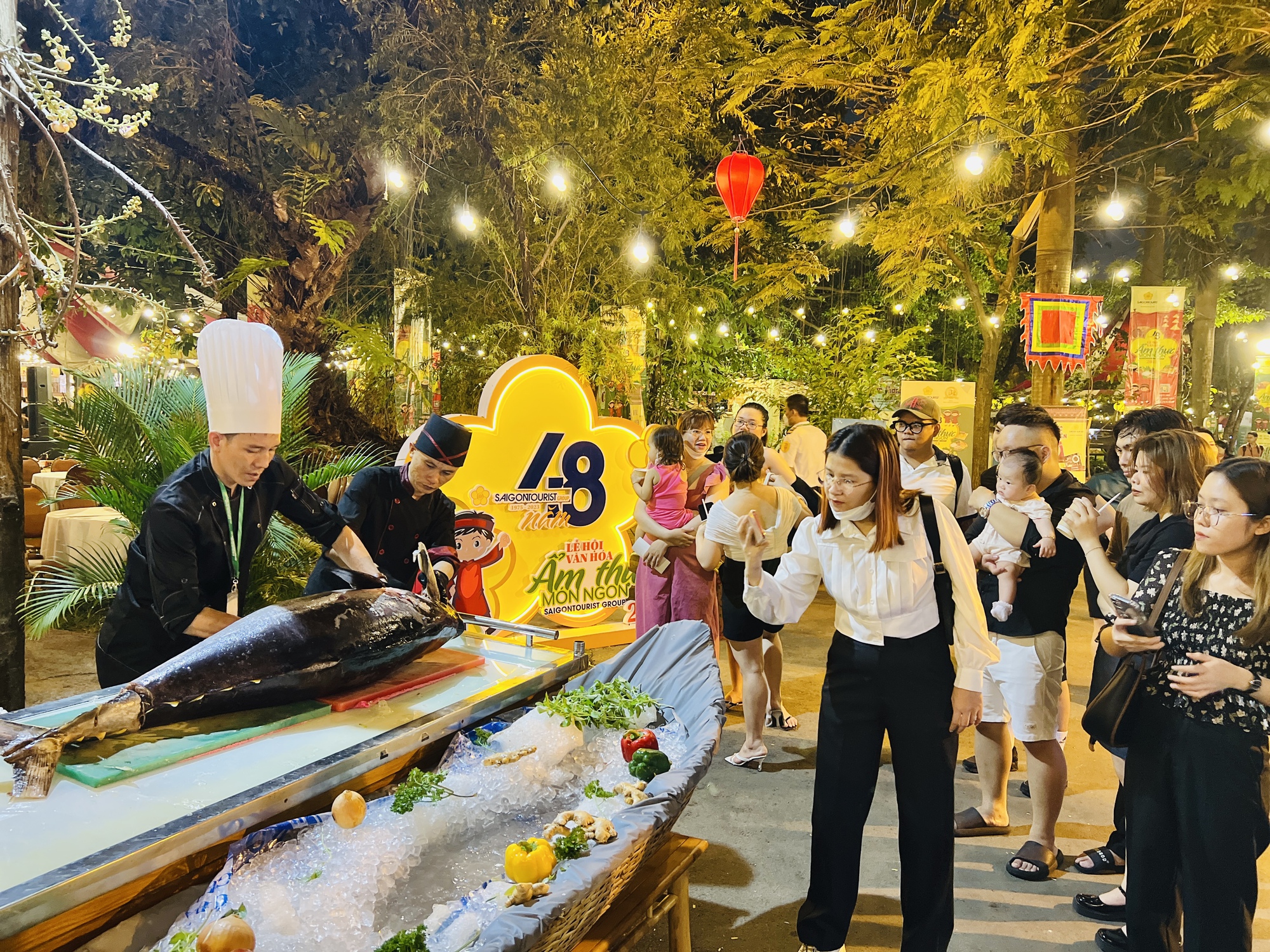 Nườm nượp khách đến Lễ hội Văn hóa Ẩm thực, thưởng thức món ngon 3 miền - Ảnh 1.