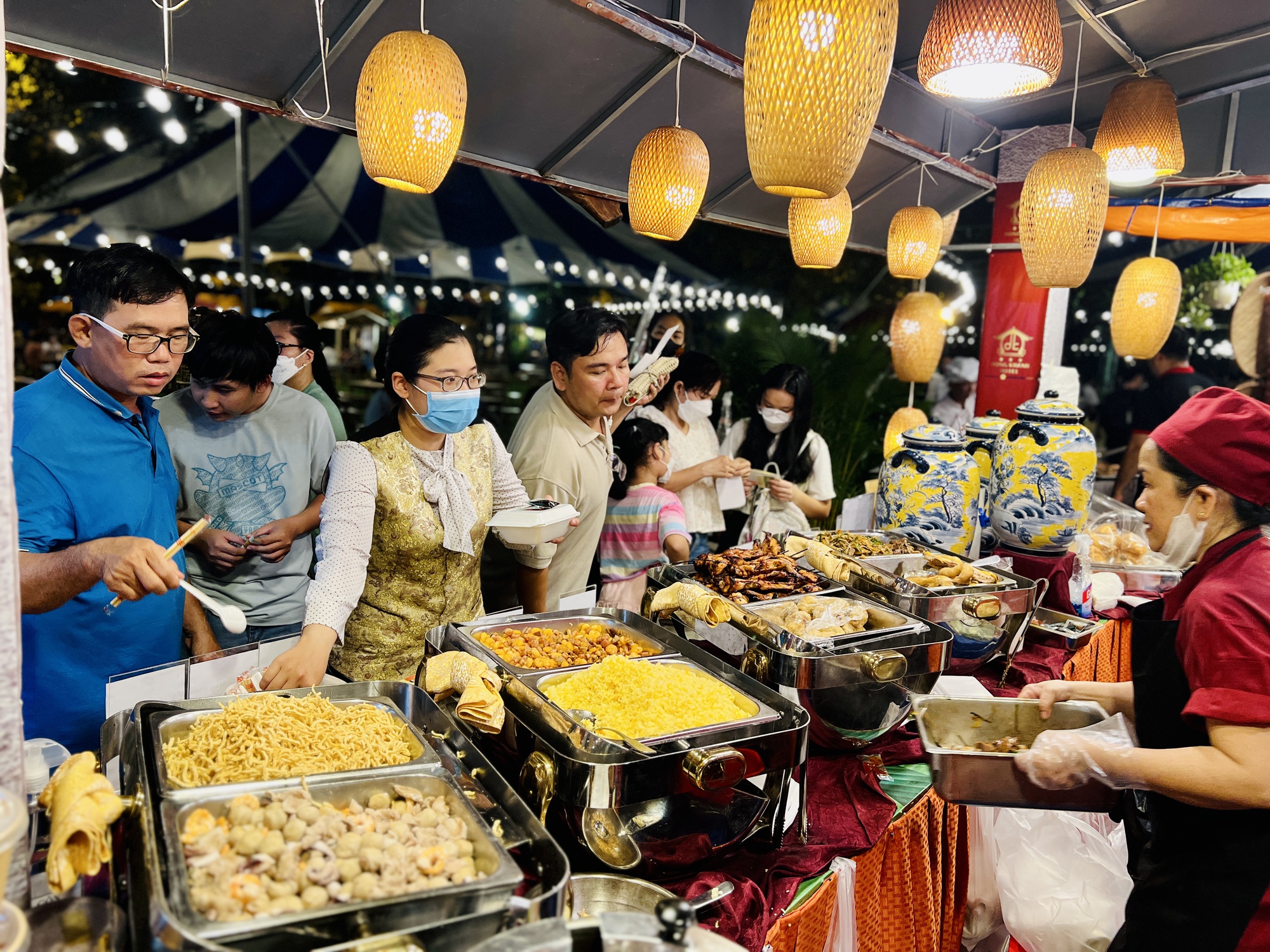 Nườm nượp khách đến Lễ hội Văn hóa Ẩm thực, thưởng thức món ngon 3 miền - Ảnh 5.