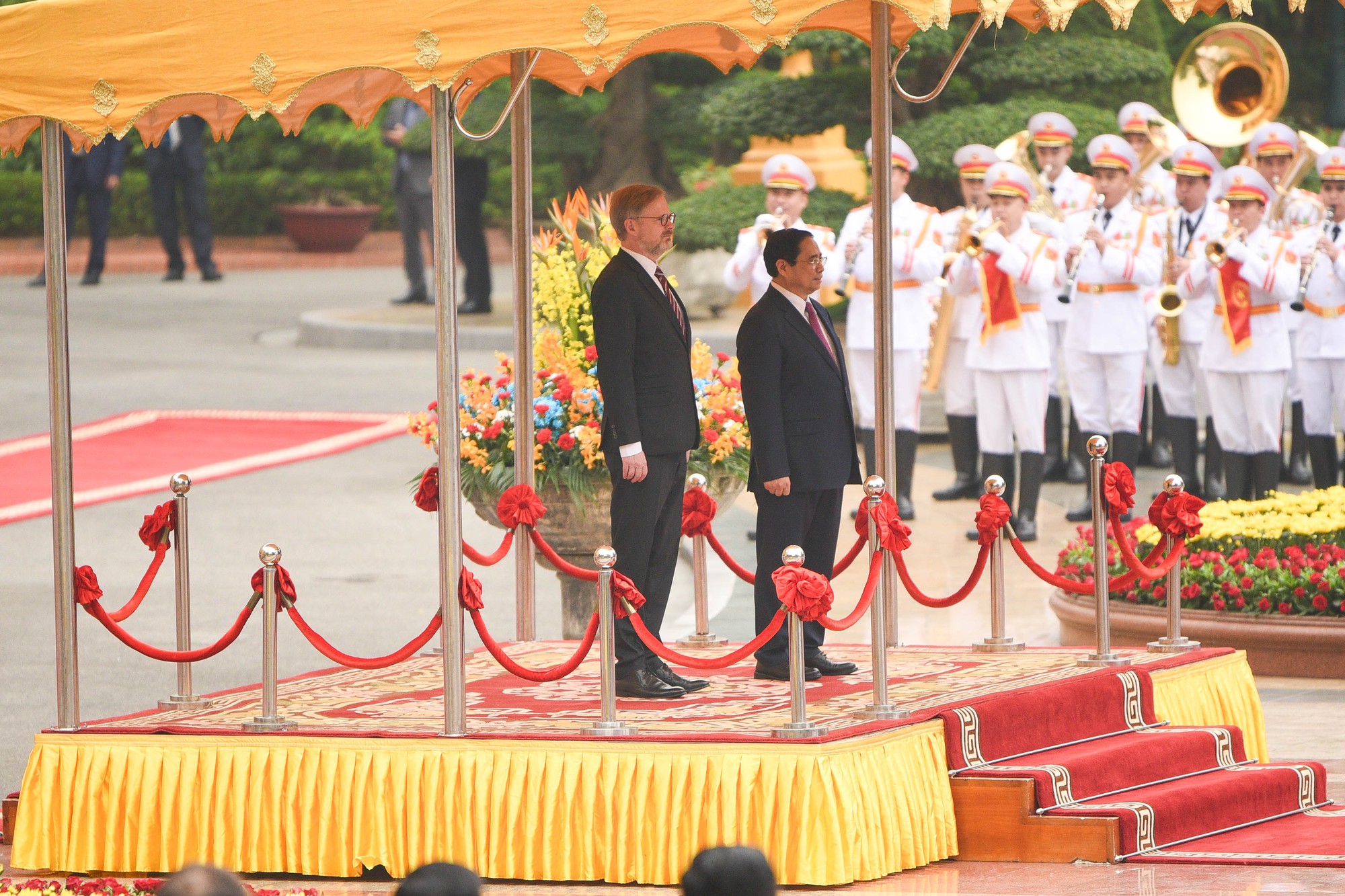 Thủ tướng Phạm Minh Chính chủ trì lễ đón Thủ tướng Czech - Ảnh 1.