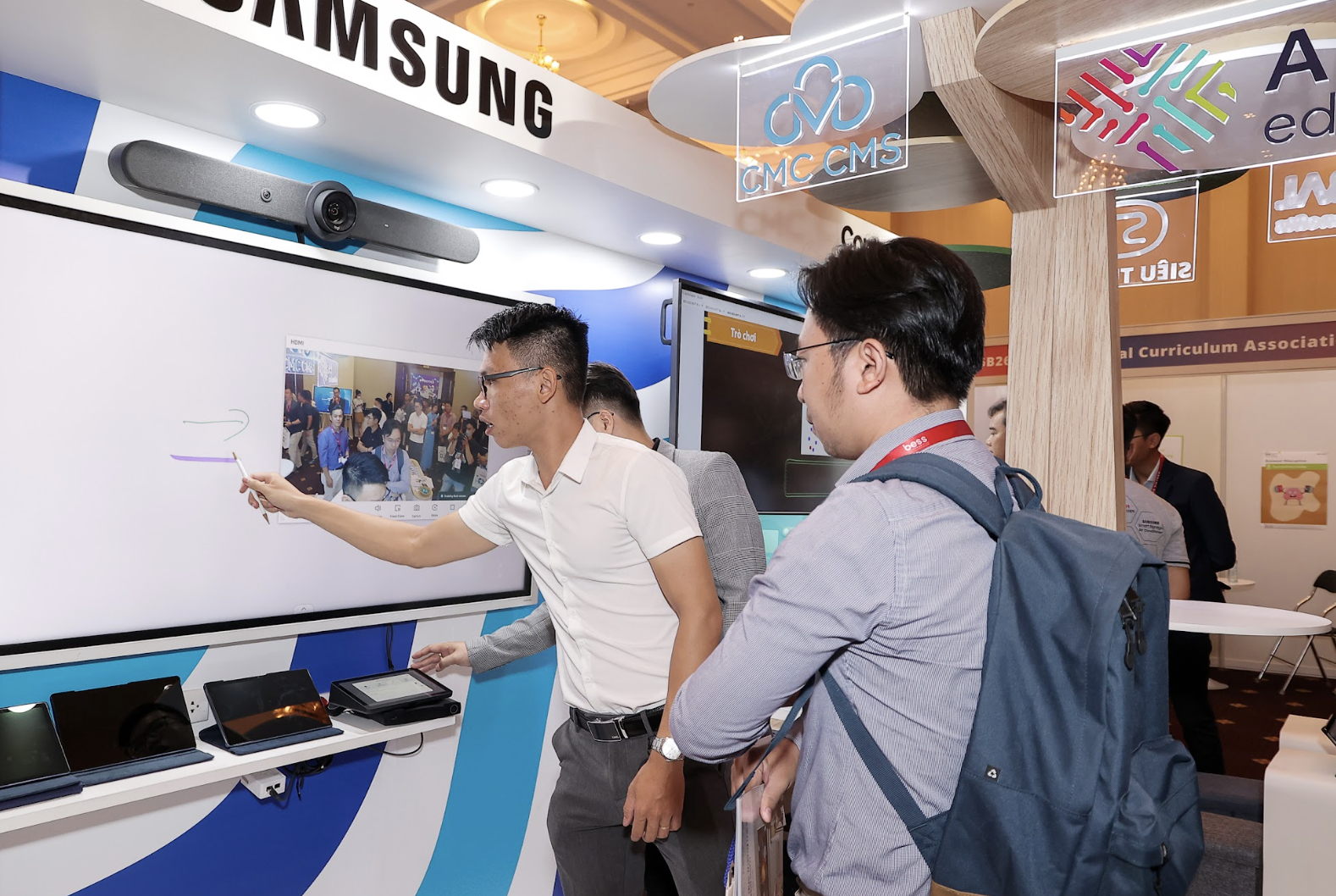 Samsung giới thiệu các màn hình tương tác và thiết bị hỗ trợ giáo dục