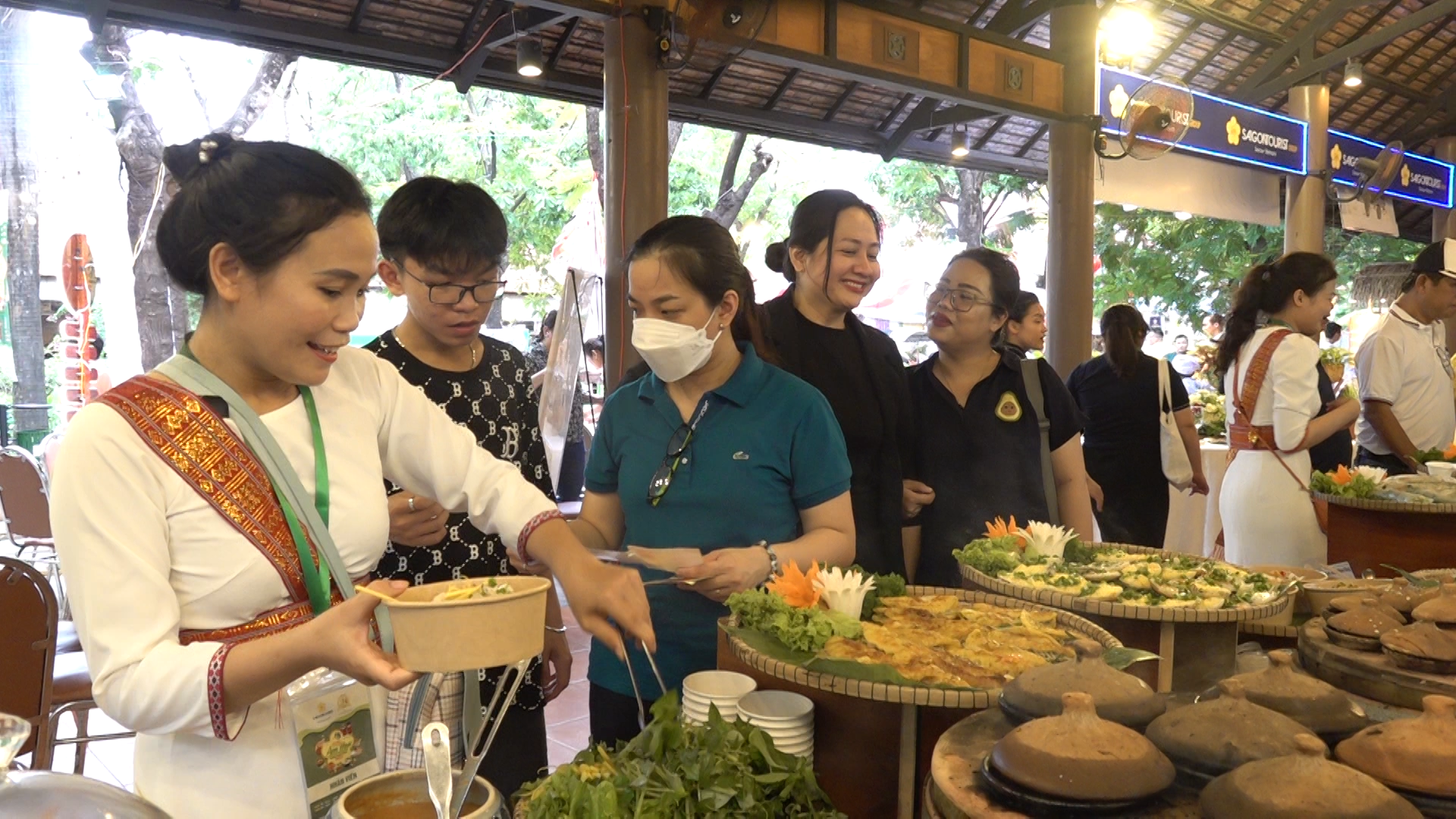 Du khách Mỹ mê mẩn món Việt ở Lễ hội Món ngon Saigontourist Group 2023 - Ảnh 1.