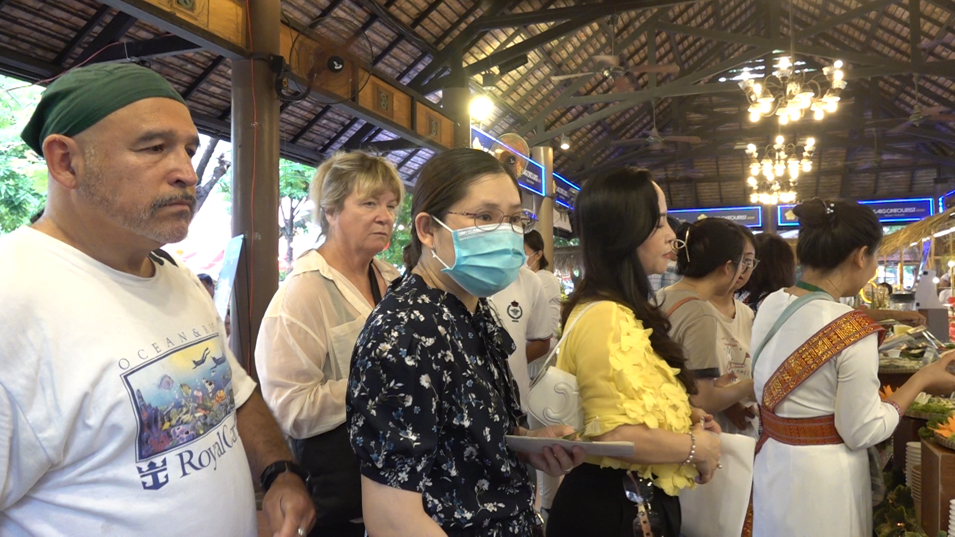 Du khách Mỹ mê mẩn món Việt ở Lễ hội Món ngon Saigontourist Group 2023 - Ảnh 6.