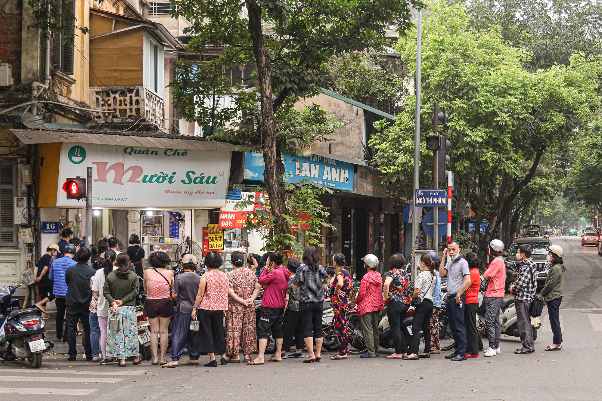 Người dân xếp hàng tràn ra lòng đường mua bánh trôi, bánh chay ngày Tết Hàn thực - Ảnh 1.