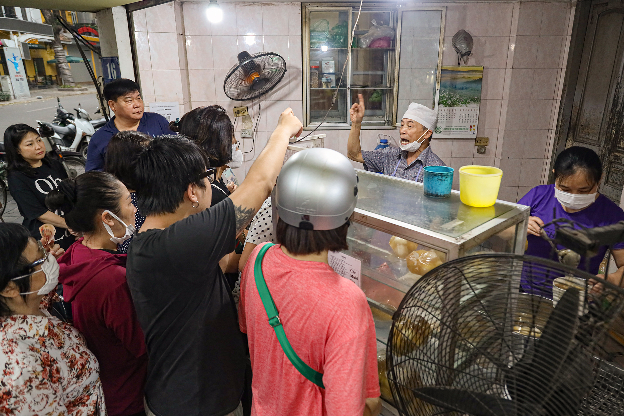 Người dân xếp hàng tràn ra lòng đường mua bánh trôi, bánh chay ngày Tết Hàn thực - Ảnh 3.