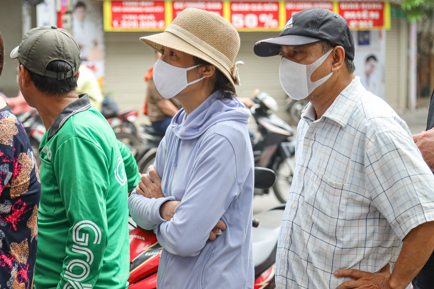 Người dân xếp hàng tràn ra lòng đường mua bánh trôi, bánh chay ngày Tết Hàn thực - Ảnh 6.