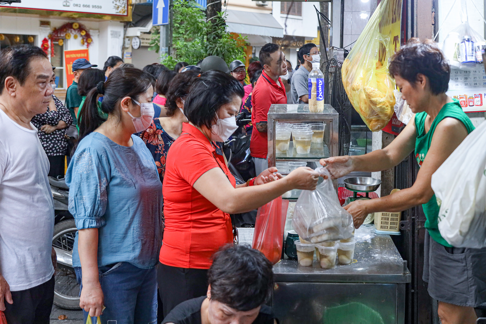 Người dân xếp hàng tràn ra lòng đường mua bánh trôi, bánh chay ngày Tết Hàn thực - Ảnh 7.