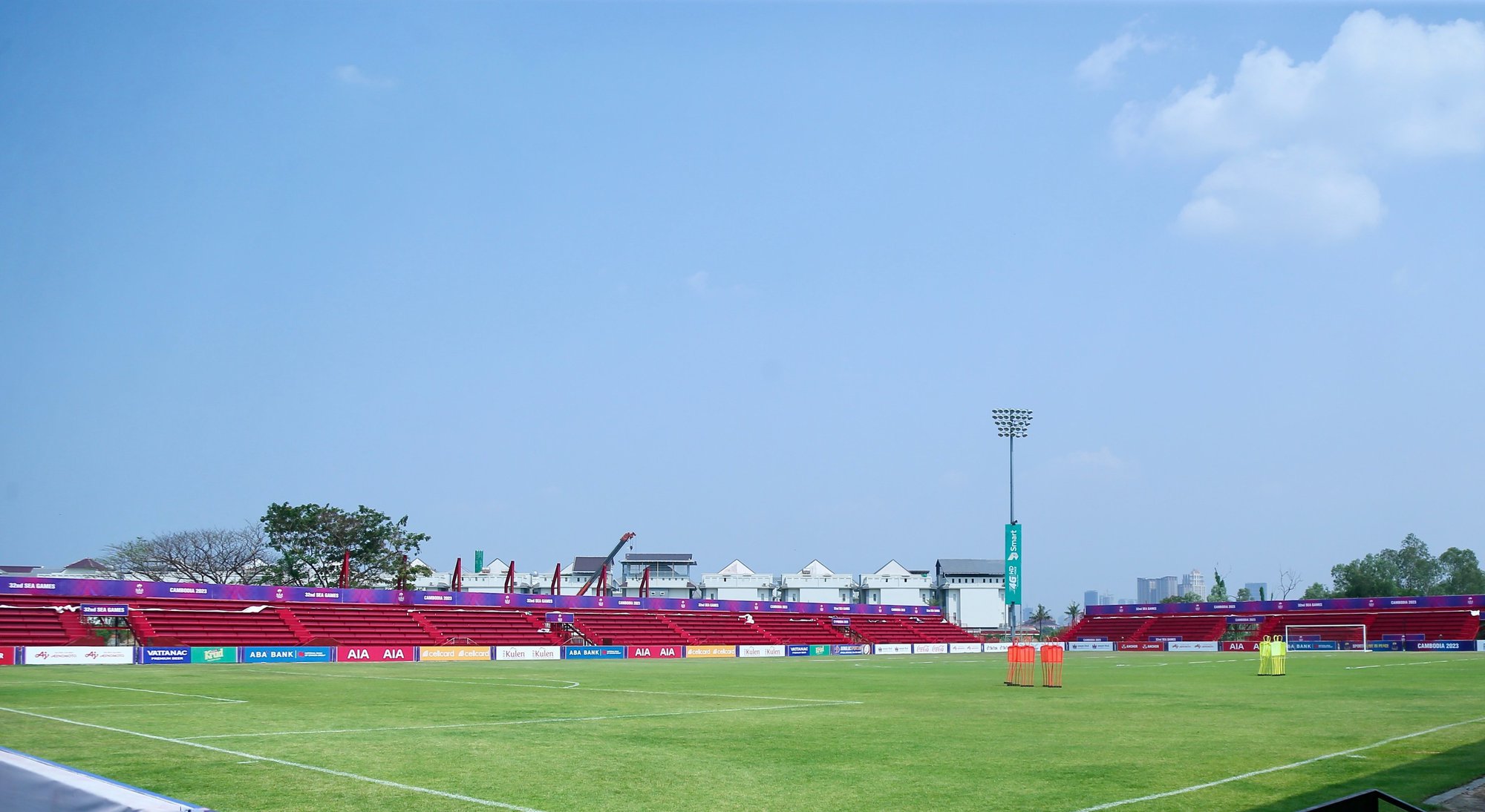 Một vòng Phnom Penh: Sân đấu của các đội tuyển Việt Nam đẹp thế nào? - Ảnh 7.