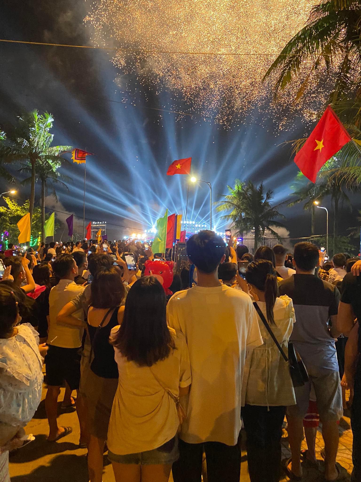 Hàng vạn người dân Hà Tĩnh chen chúc dự lễ khai trương du lịch biển - Ảnh 8.