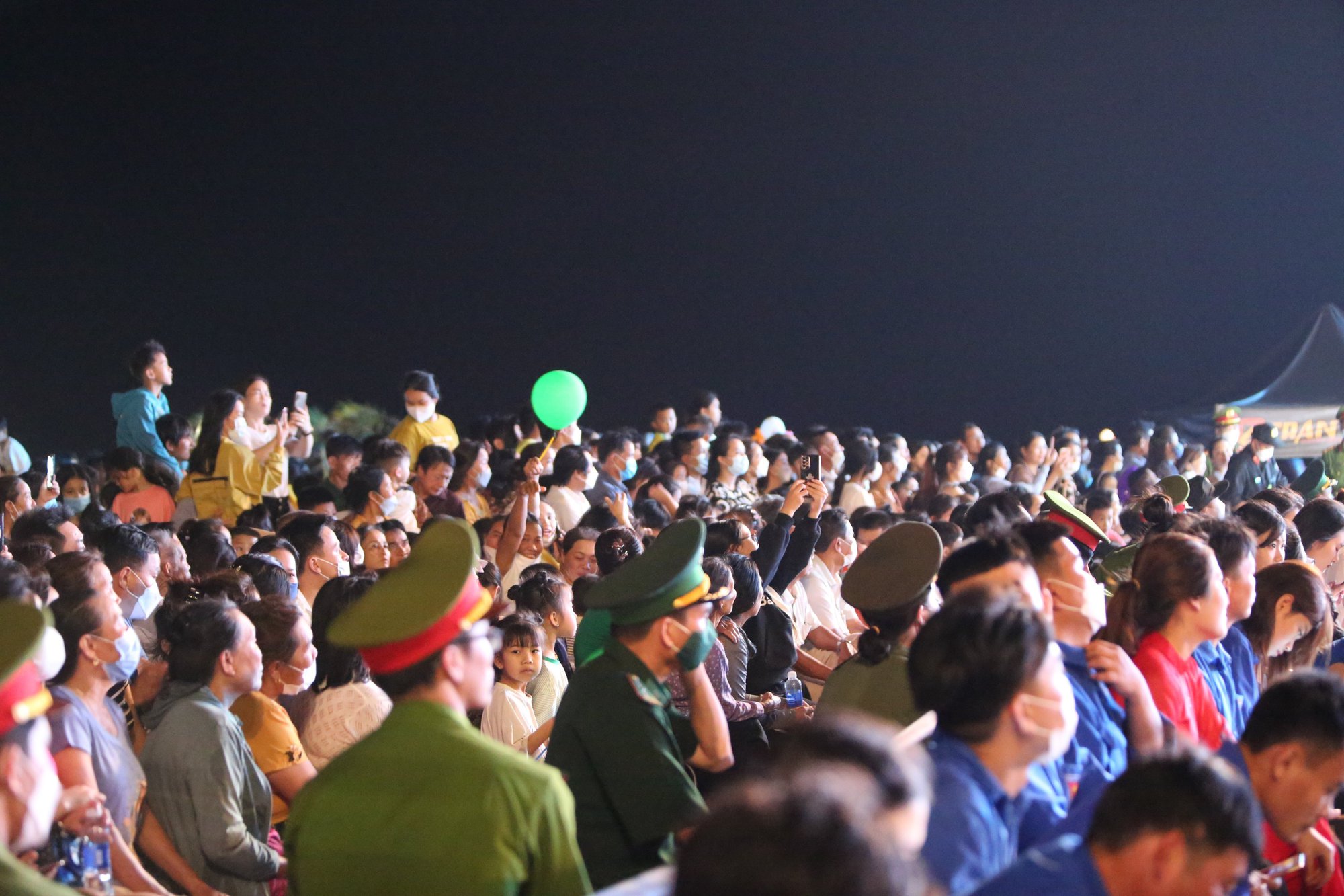 Hàng vạn người dân Hà Tĩnh chen chúc dự lễ khai trương du lịch biển - Ảnh 3.