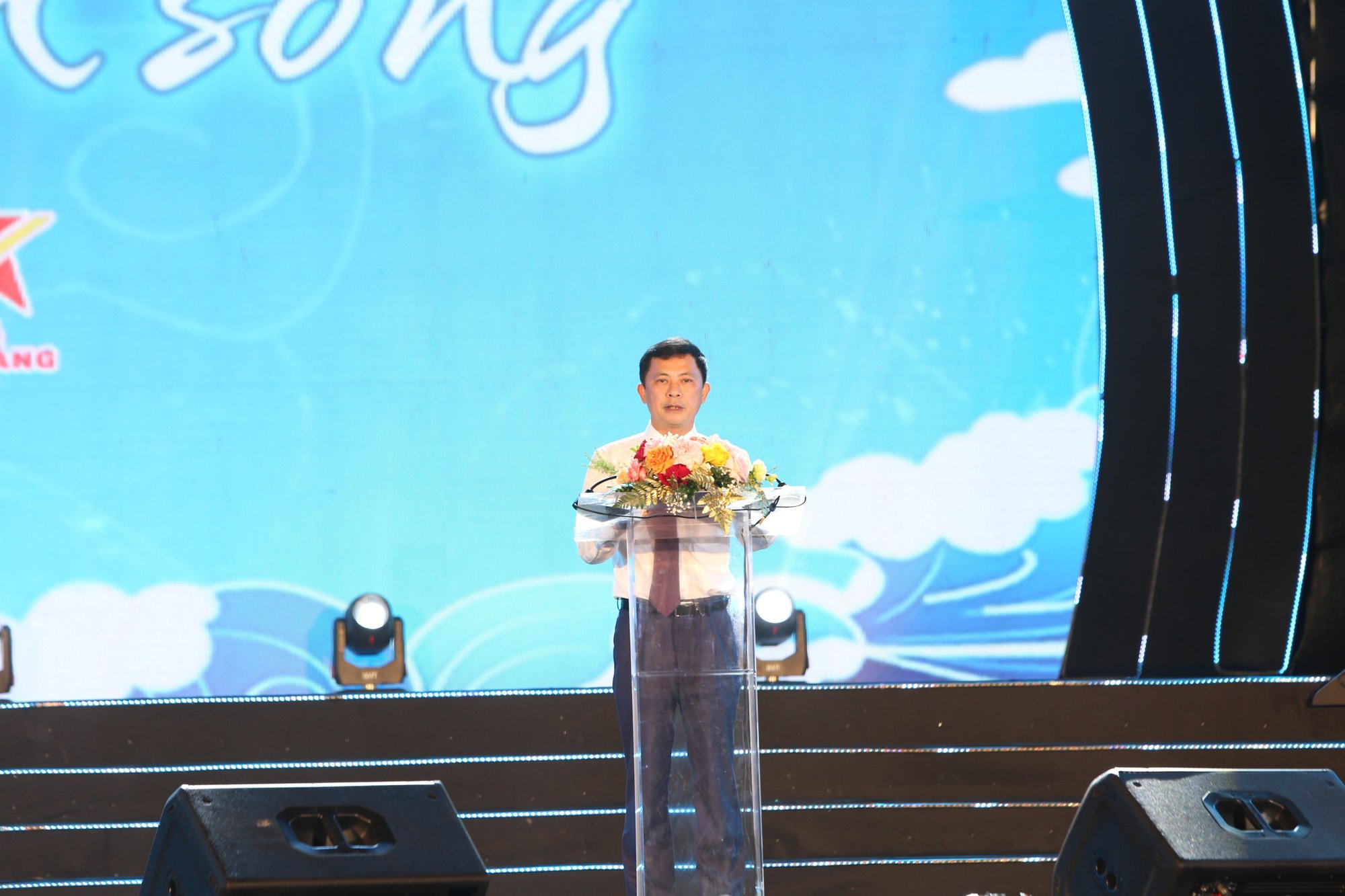 Hàng vạn người dân Hà Tĩnh chen chúc dự lễ khai trương du lịch biển - Ảnh 2.