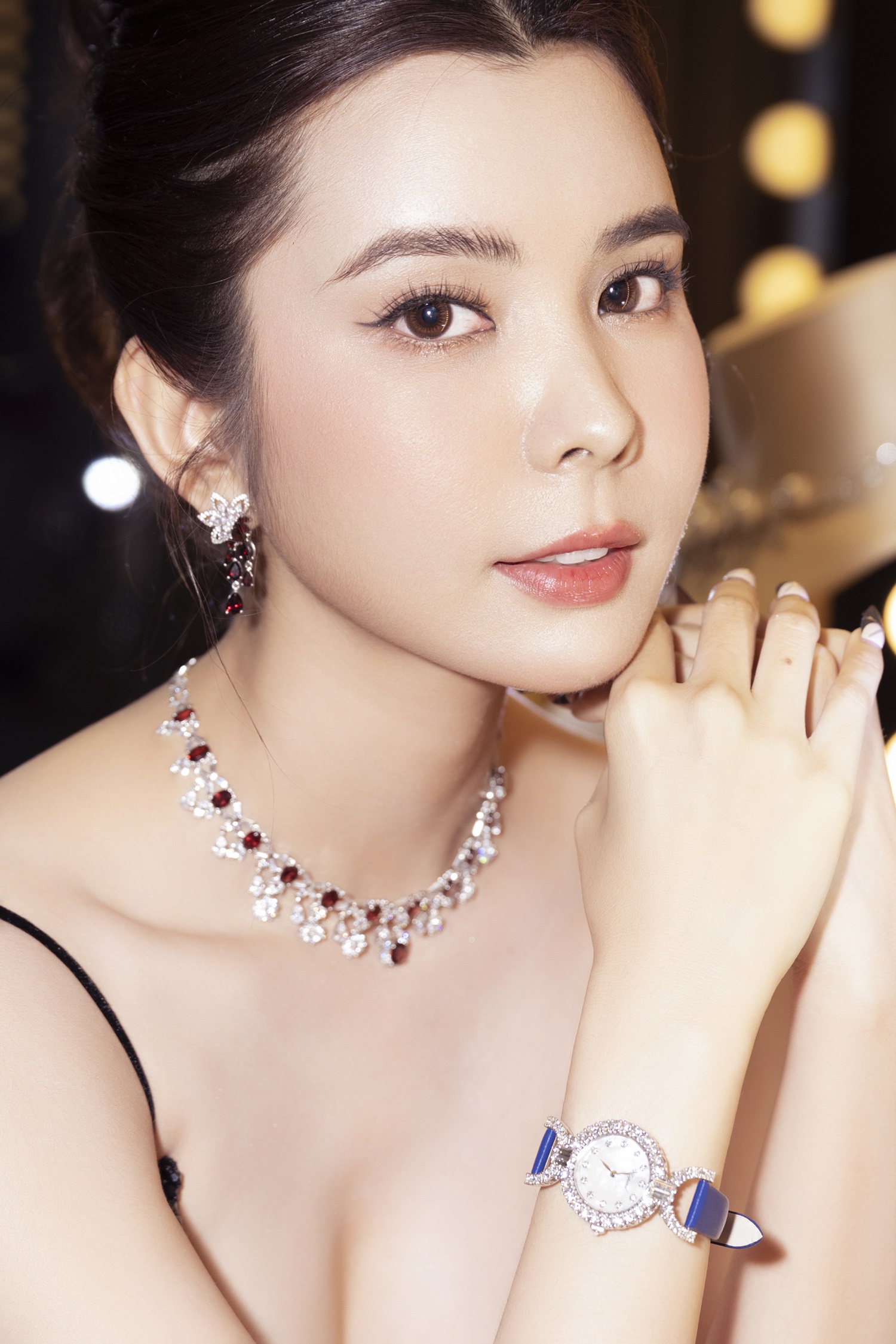 Hoa hậu Huỳnh Vy đeo trang sức chục tỉ đi sự kiện - Ảnh 2.