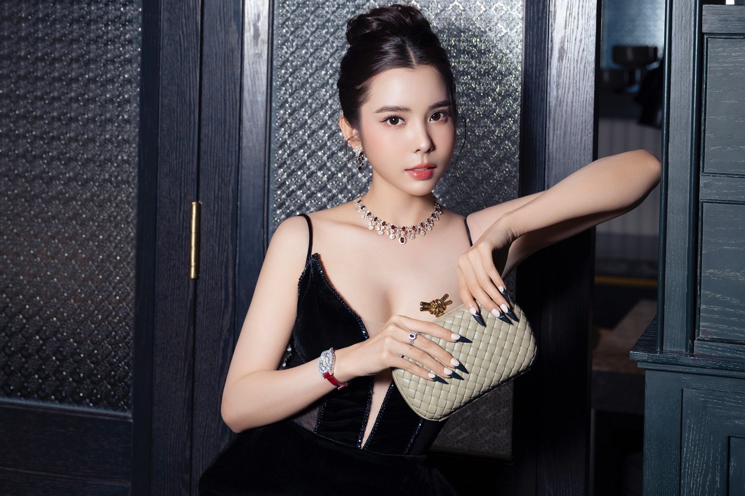 Hoa hậu Huỳnh Vy đeo trang sức chục tỉ đi sự kiện - Ảnh 7.