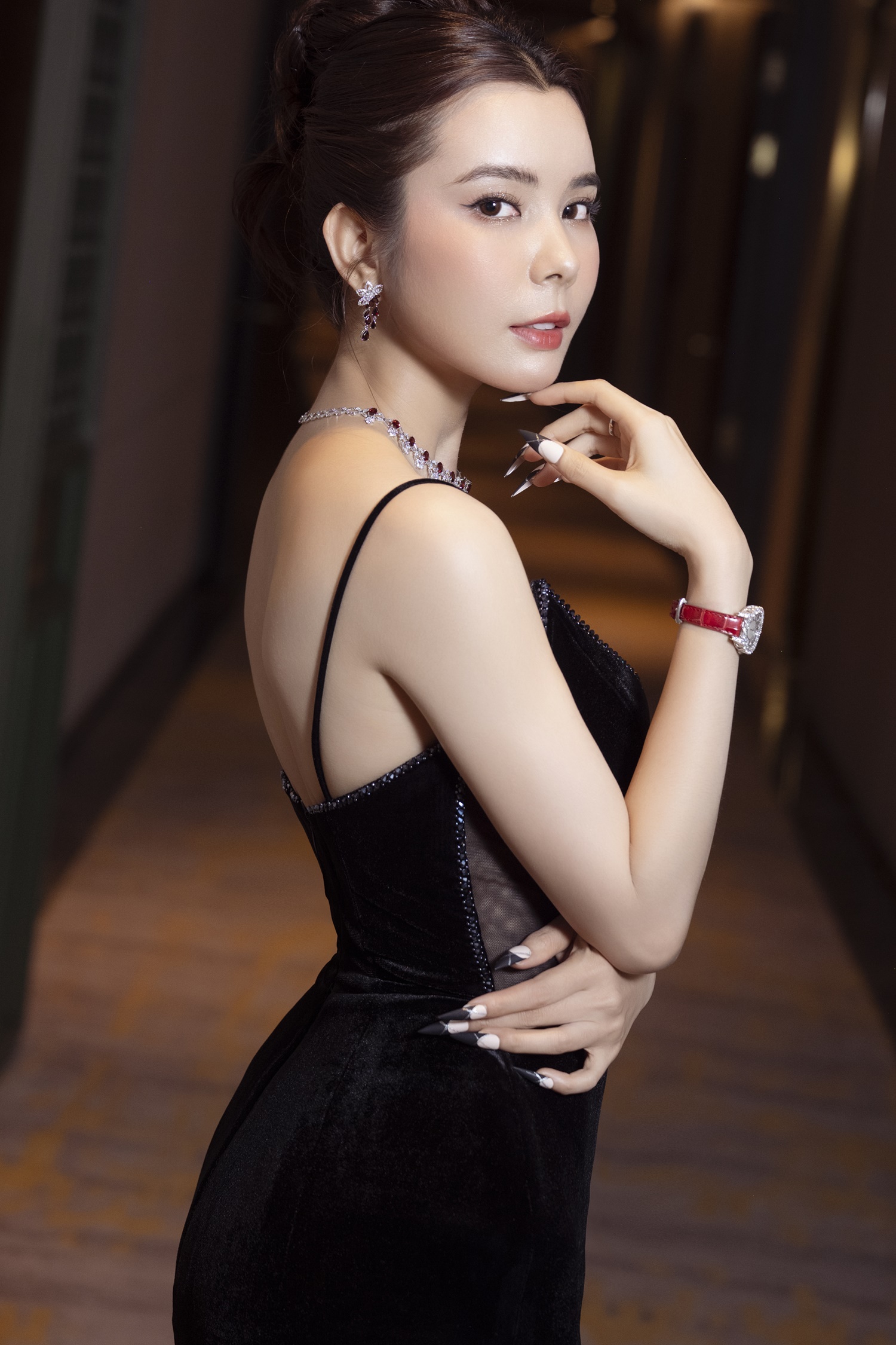 Hoa hậu Huỳnh Vy đeo trang sức chục tỉ đi sự kiện - Ảnh 5.