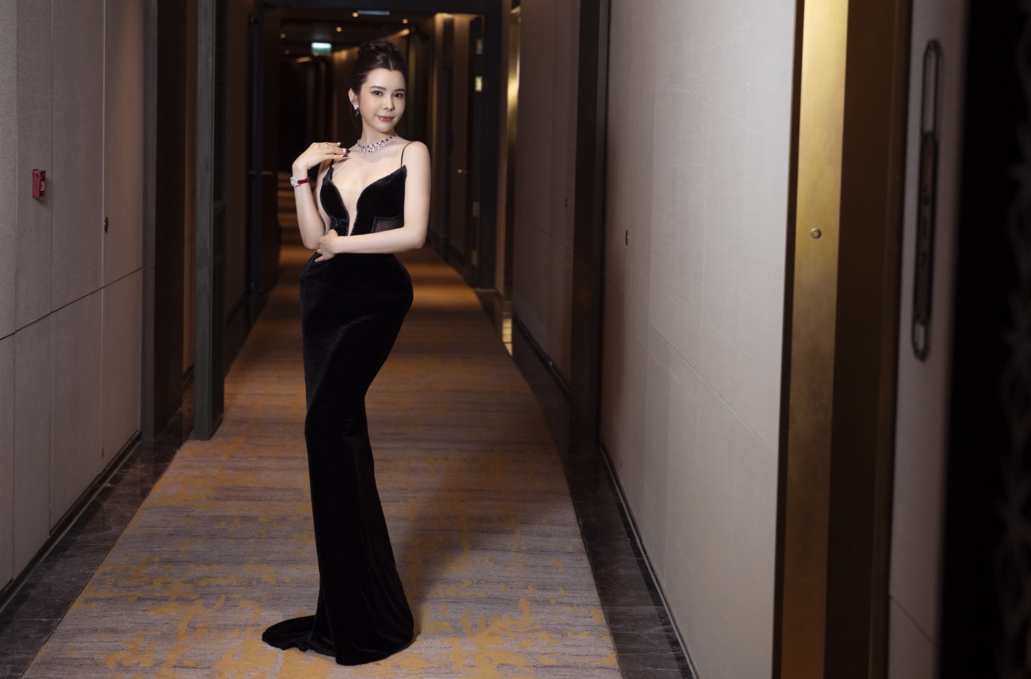 Hoa hậu Huỳnh Vy đeo trang sức chục tỉ đi sự kiện - Ảnh 3.