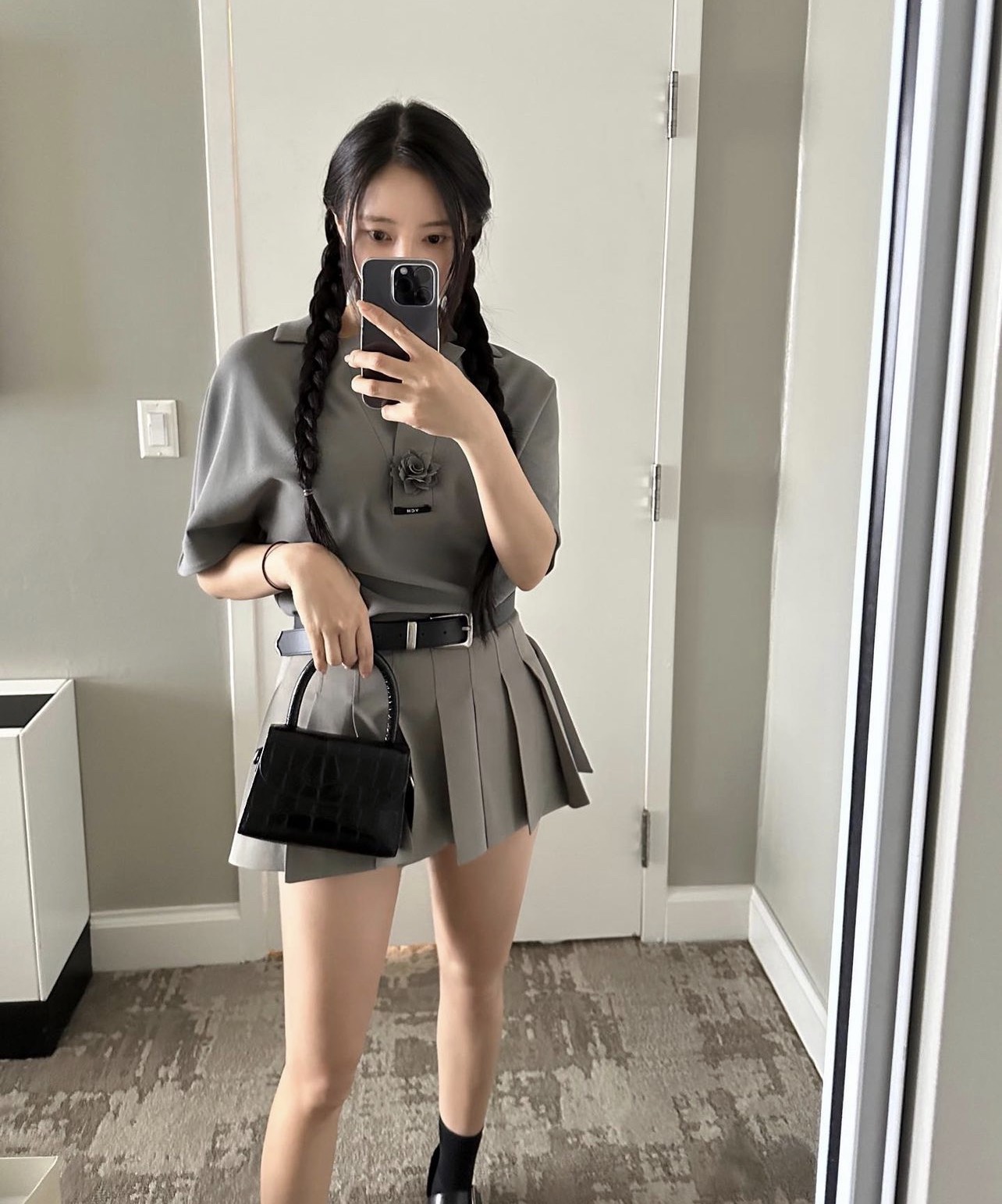 Chân váy ngắn xếp ly , chất vải nhung tăm lên dáng trẻ trung siêu dễ thương  | Shopee Việt Nam