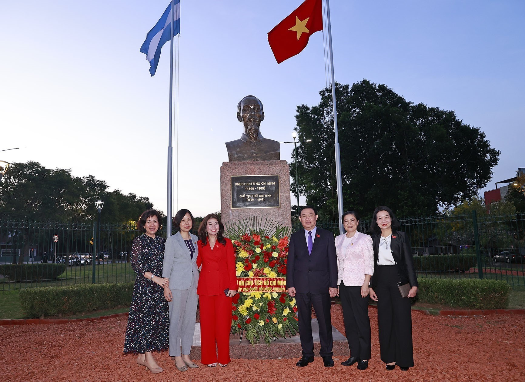 Chủ tịch Quốc hội đặt vòng hoa tại tượng đài Chủ tịch Hồ Chí Minh tại Argentina - Ảnh 4.