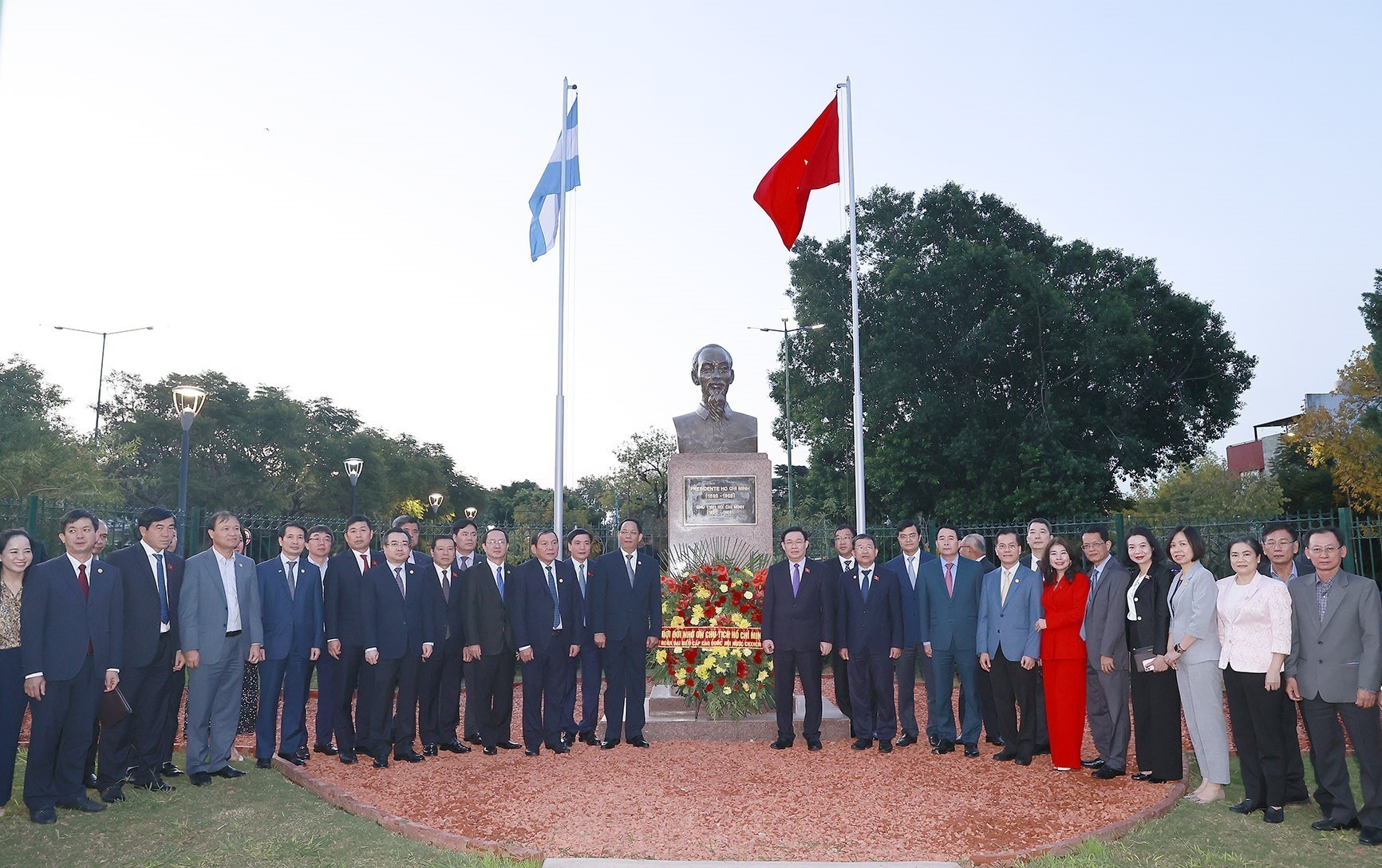 Chủ tịch Quốc hội đặt vòng hoa tại tượng đài Chủ tịch Hồ Chí Minh tại Argentina - Ảnh 3.