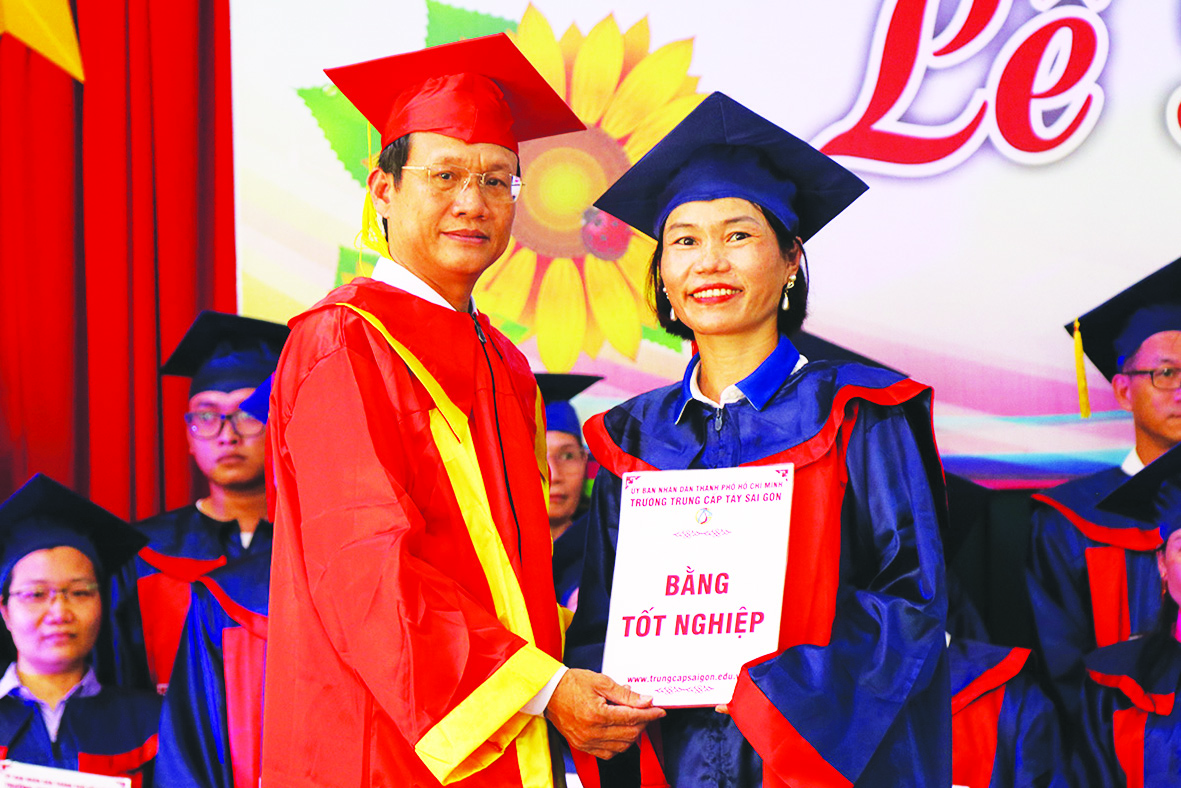 Trường trung cấp Tây Sài Gòn trao bằng tốt nghiệp cho 269 thầy thuốc