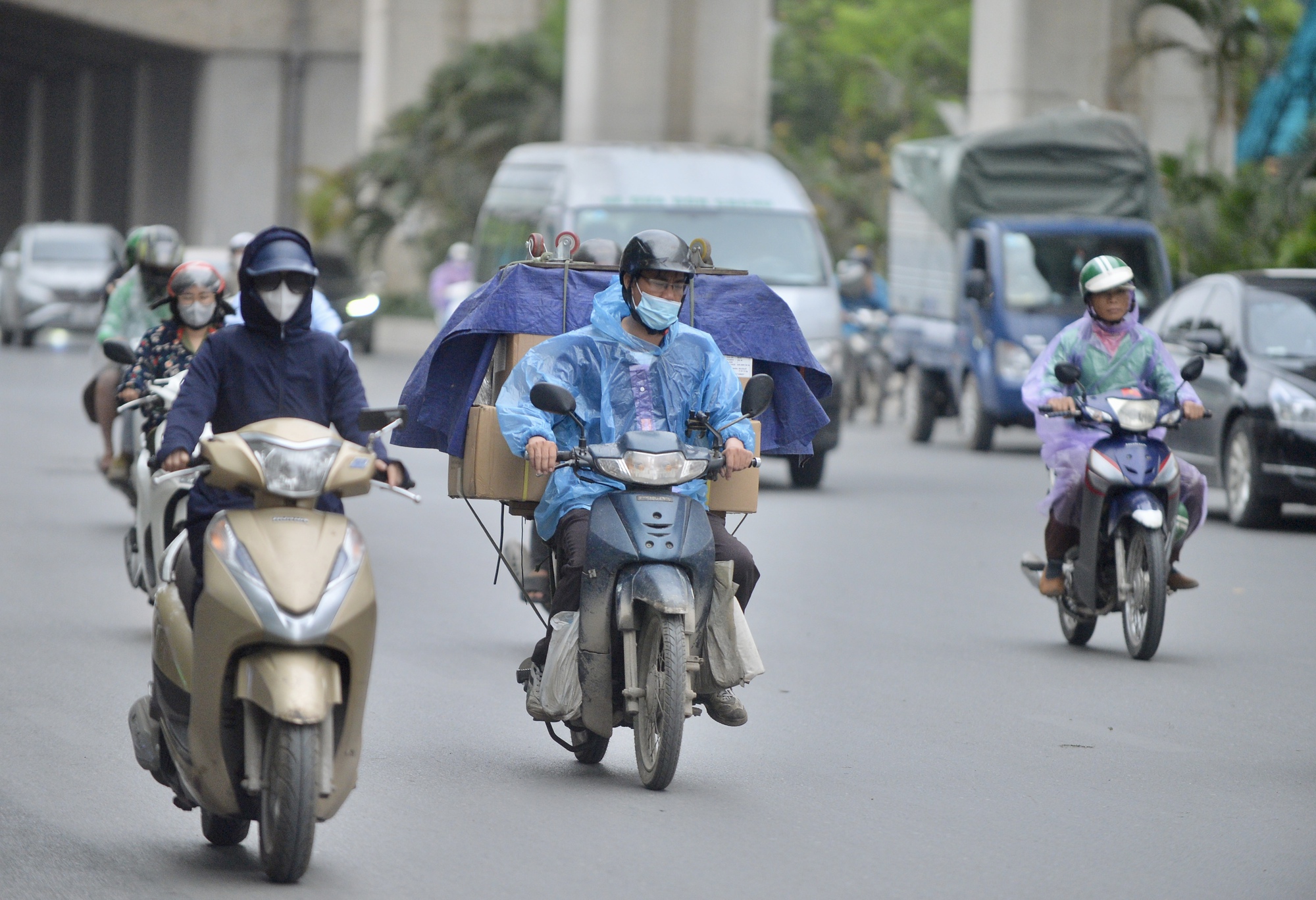 Trời Hà Nội chuyển lạnh đột ngột, người dân 'không kịp trở tay' - Ảnh 1.