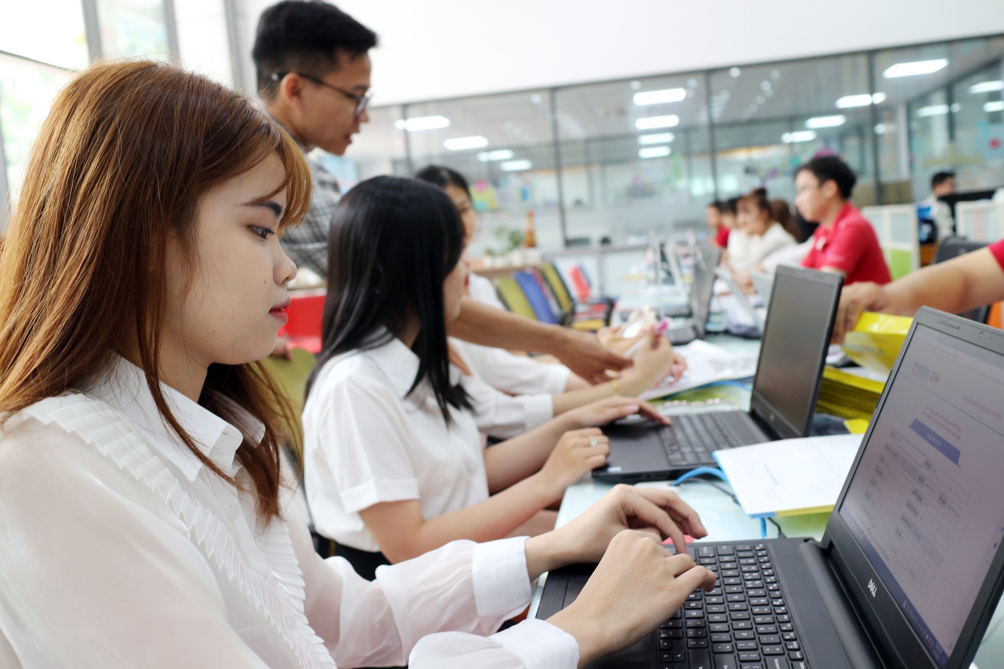 Xét tuyển sớm: Hồ sơ giảm nhưng điểm chuẩn không giảm? - Ảnh 3. Xét tuyển sớm: Hồ sơ giảm nhưng điểm chuẩn không giảm? - Ảnh 3.