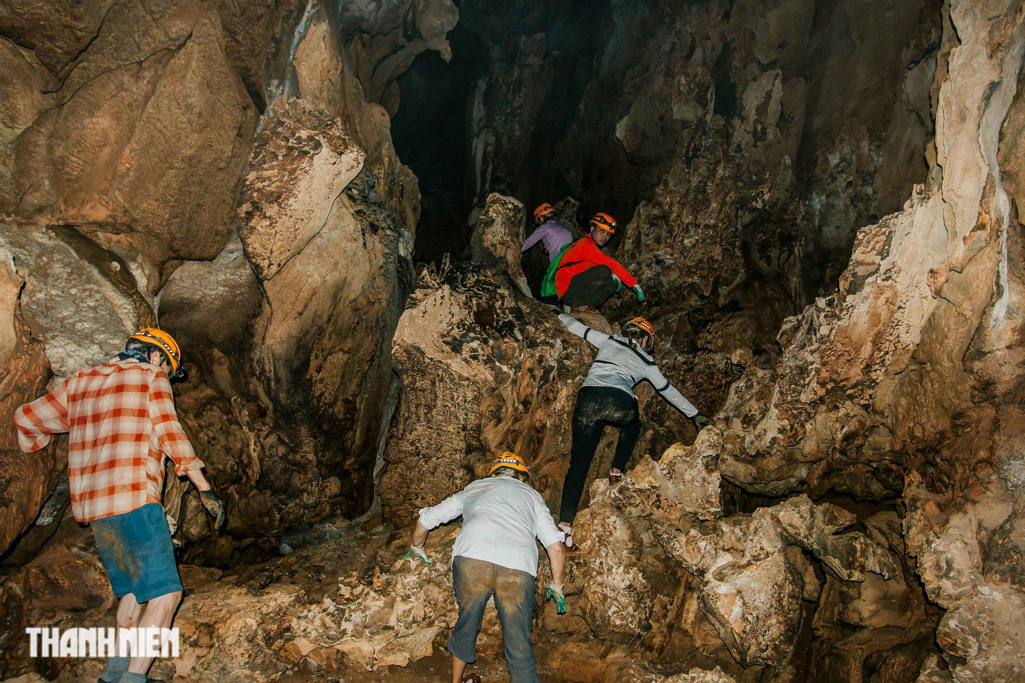 Khám phá hang Chà Lòi, cắm trại giữa thung lũng núi đá vùng cao Quảng Bình - Ảnh 2.