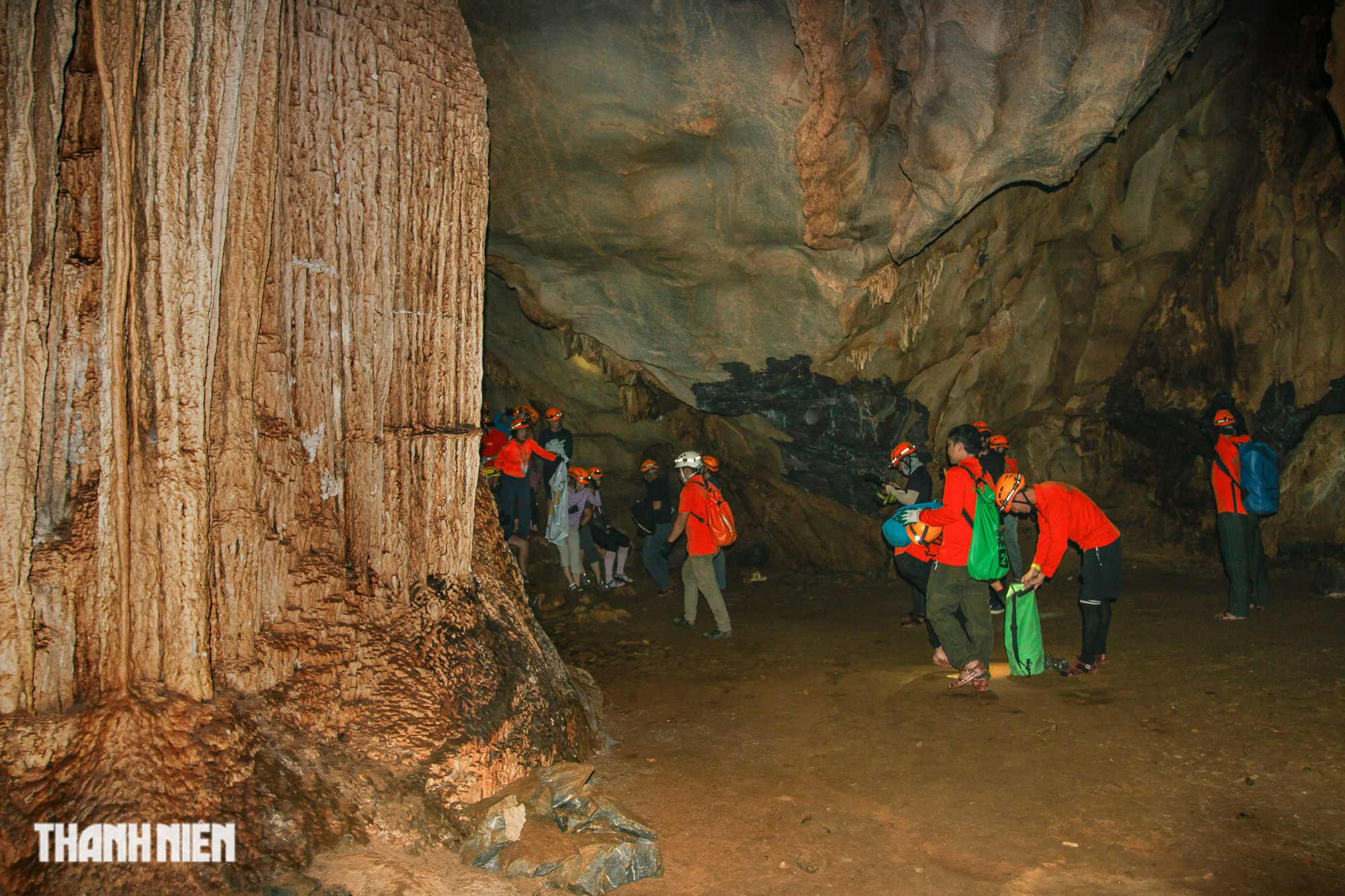 Khám phá hang Chà Lòi, cắm trại giữa thung lũng núi đá vùng cao Quảng Bình - Ảnh 3.