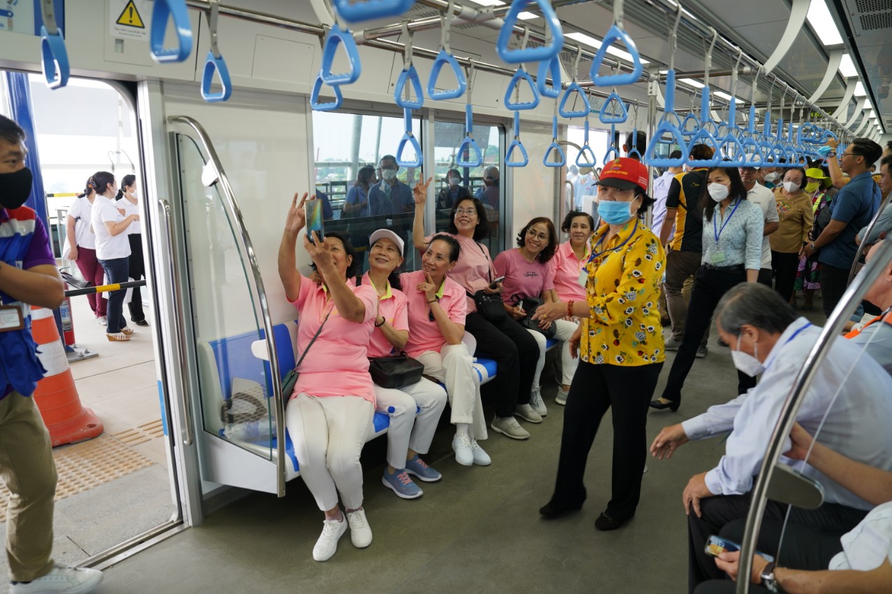 Metro số 1 chở gần 2.000 khách/ngày, chạy 20 phút từ Dĩ An đến Thảo Điền - Ảnh 2.