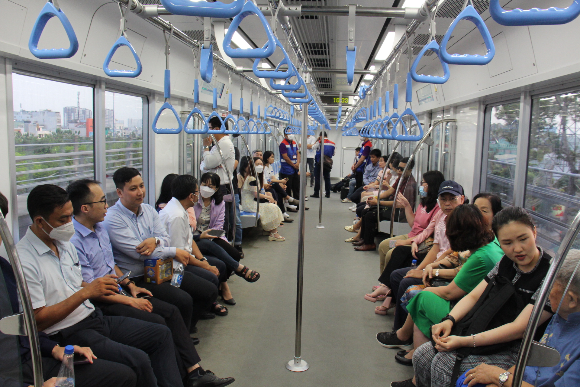 Metro số 1 chở gần 2.000 khách/ngày, chạy 20 phút từ Dĩ An đến Thảo Điền - Ảnh 4.