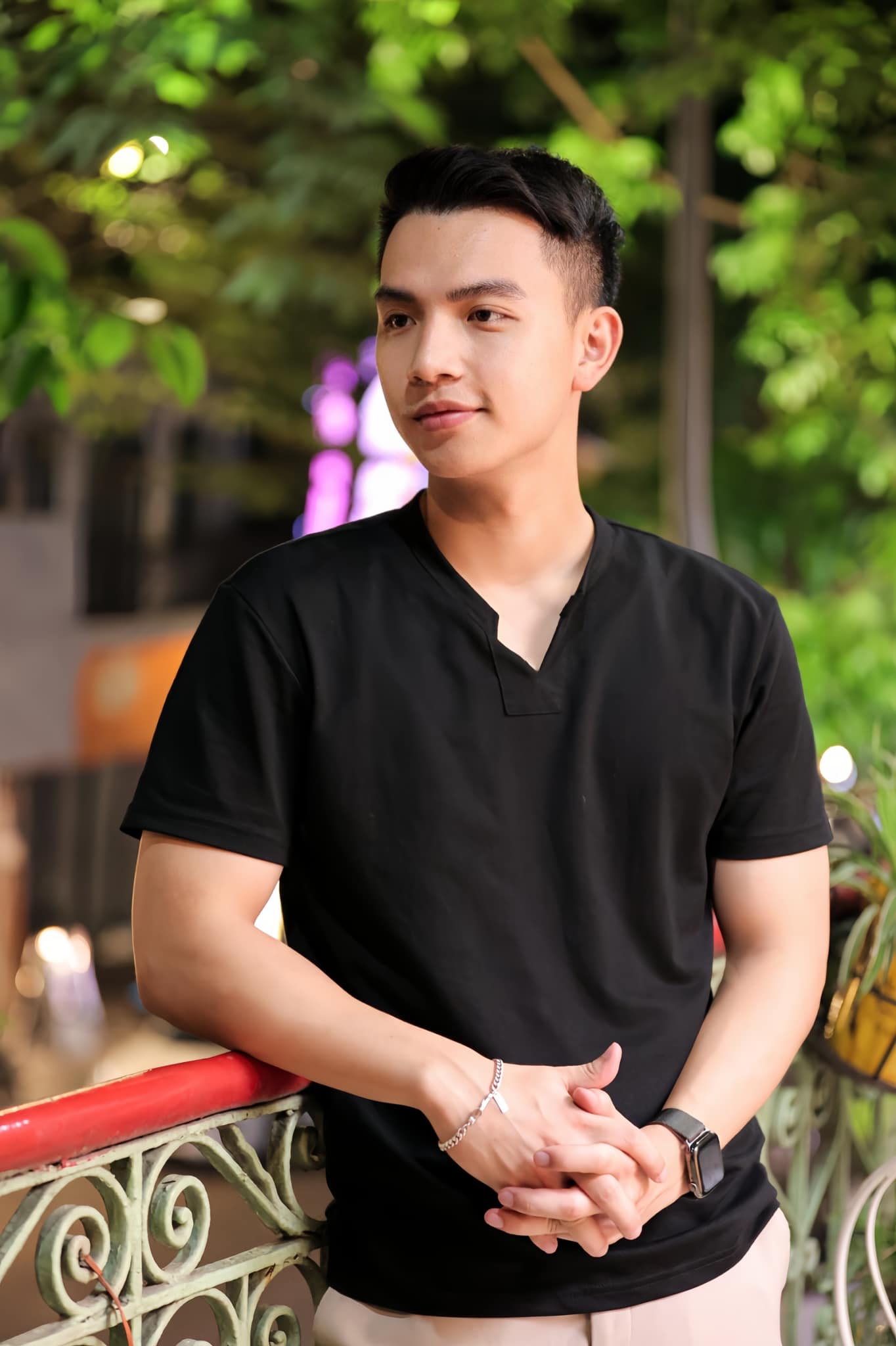 Diễn viên Việt Hoàng: May mắn khi được diễn cùng các nghệ sĩ gạo cội - Ảnh 1.
