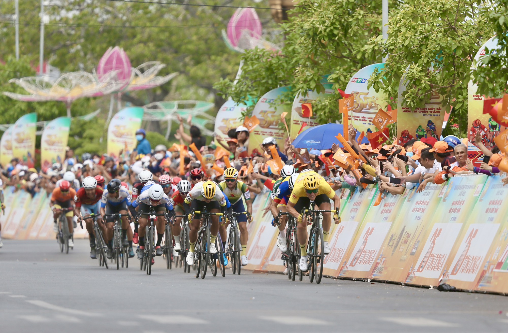 Fans omringade tävlingsteamet i Ho Chi Minh City Television Cycling Cup - Ton Dong A - Foto 1. Người hâm mộ vây kín đoàn đua Cúp xe đạp truyền hình TP.HCM - Tôn Đông Á  - Ảnh 1.