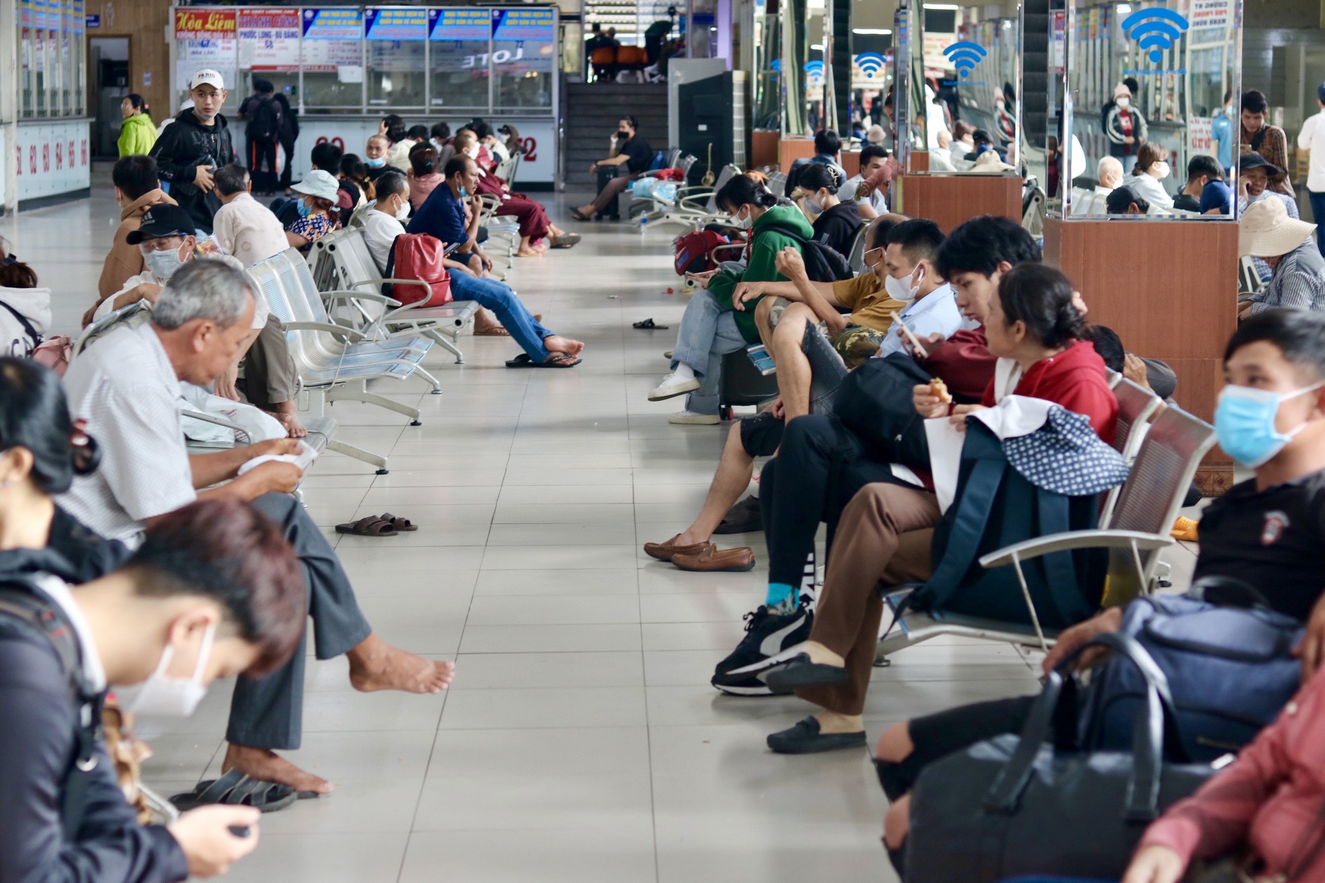 Về quê nghỉ lễ sớm: Sân bay Tân Sơn Nhất, bến xe bắt đầu nhộn nhịp - Ảnh 4.