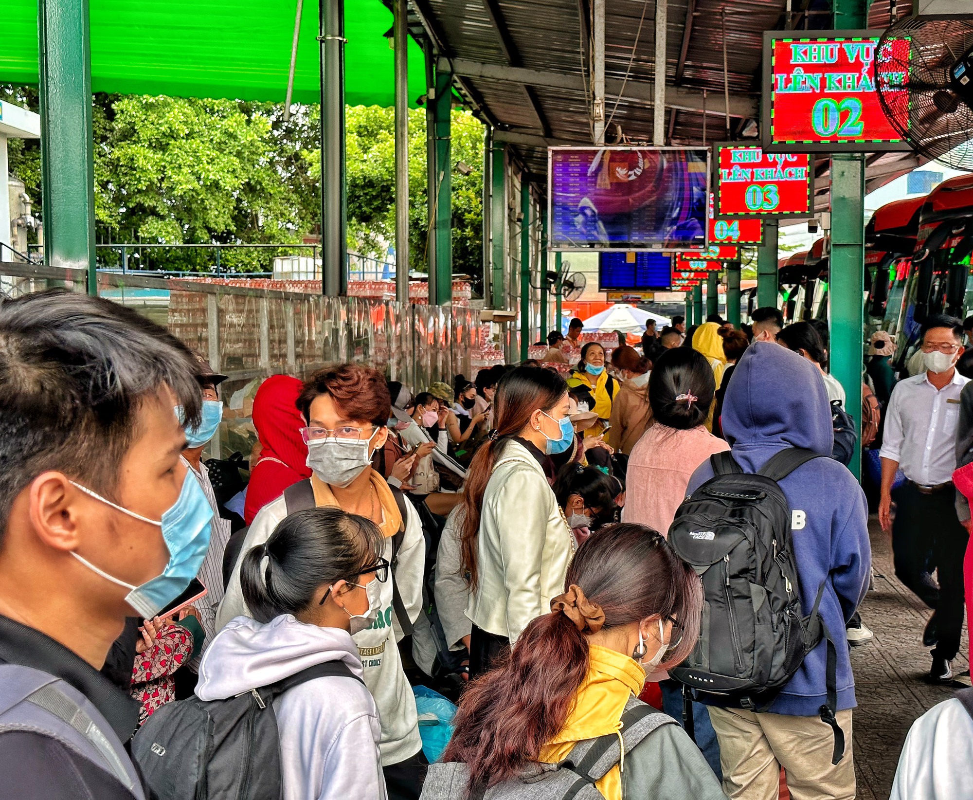 Về quê nghỉ lễ sớm: Sân bay Tân Sơn Nhất, bến xe bắt đầu nhộn nhịp - Ảnh 5.