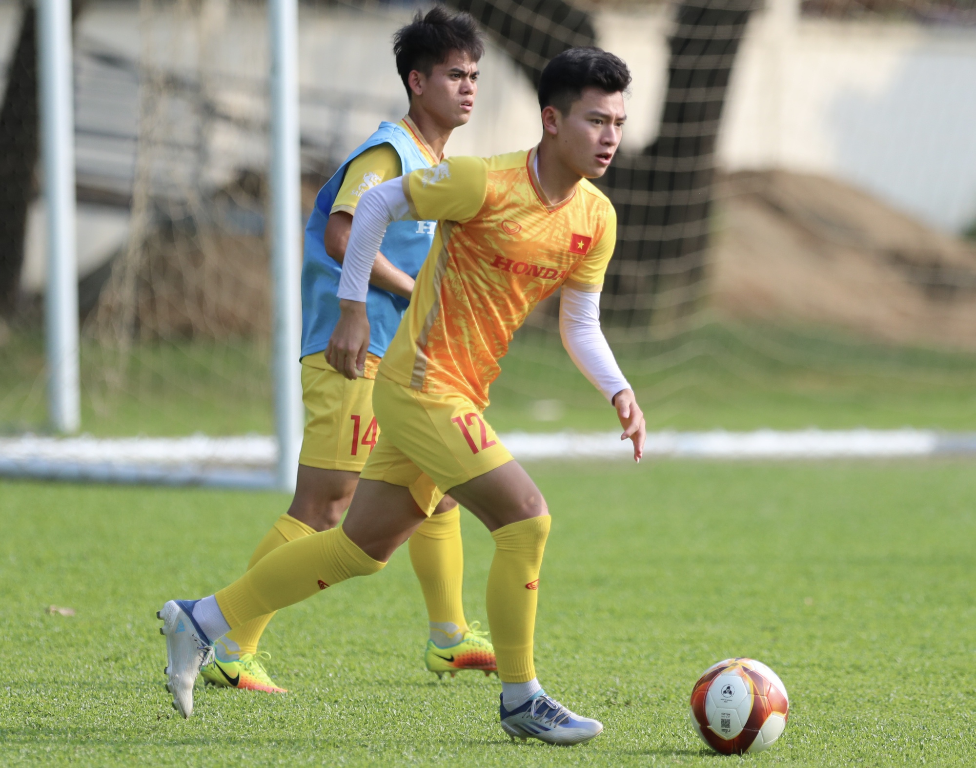 U.22 Việt Nam chia đội hình đấu đối kháng, rèn chiến thuật cho SEA Games 32 - Ảnh 10.