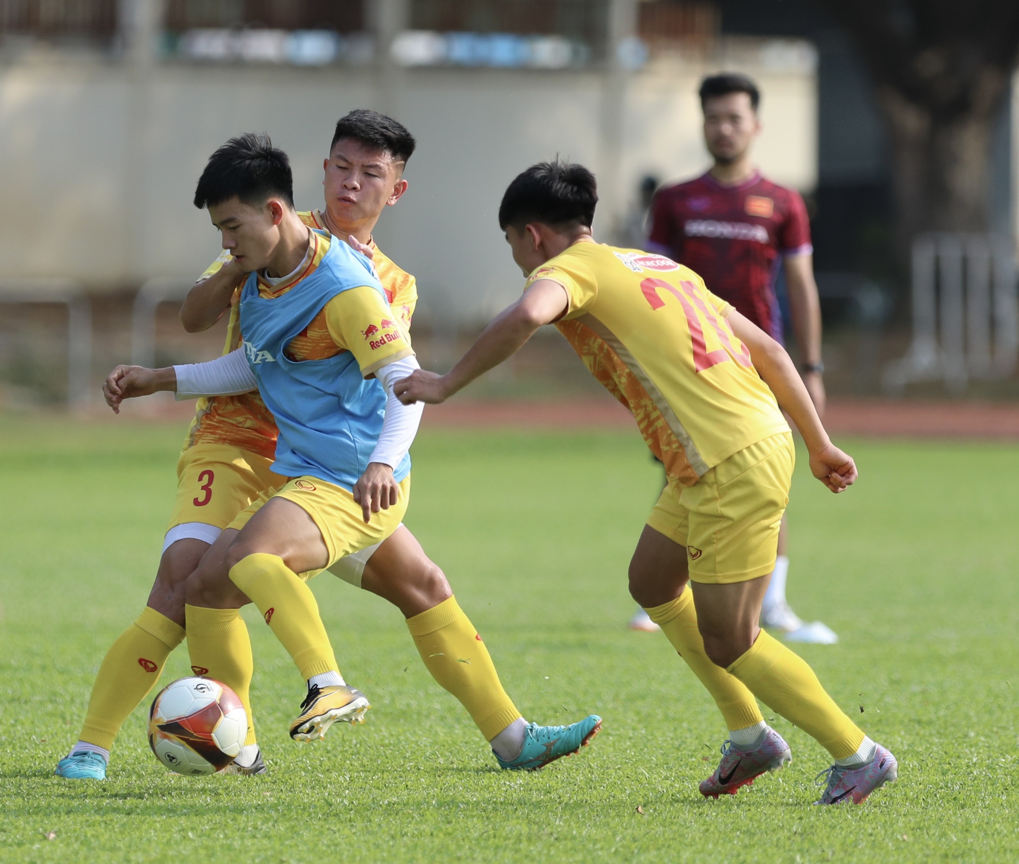 U.22 Việt Nam chia đội hình đấu đối kháng, rèn chiến thuật cho SEA Games 32 - Ảnh 9.
