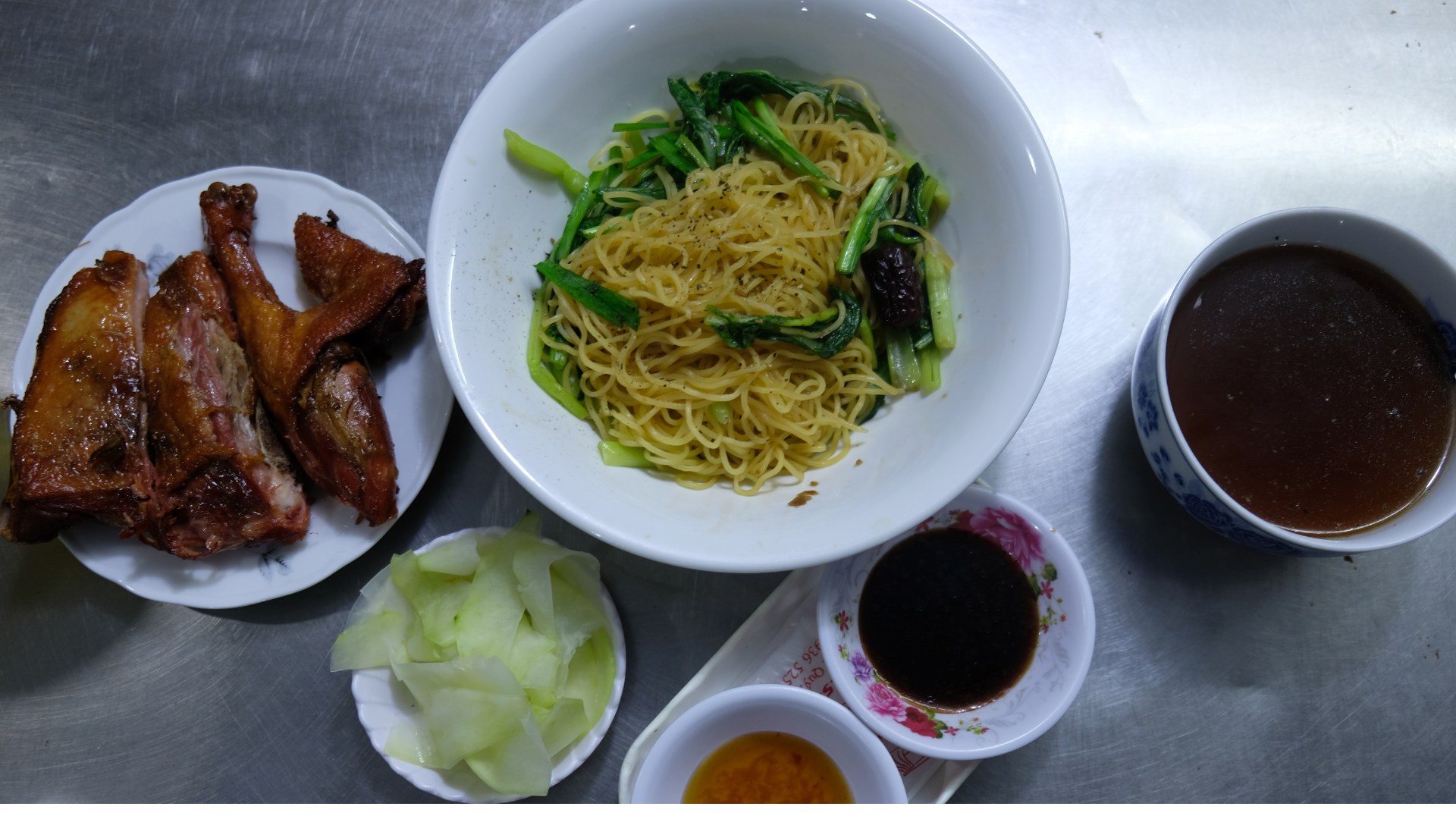 Mì vịt tiềm quay lu da giòn, thịt mềm 30 năm siêu ngon tại Tân Phú- Ảnh 2.