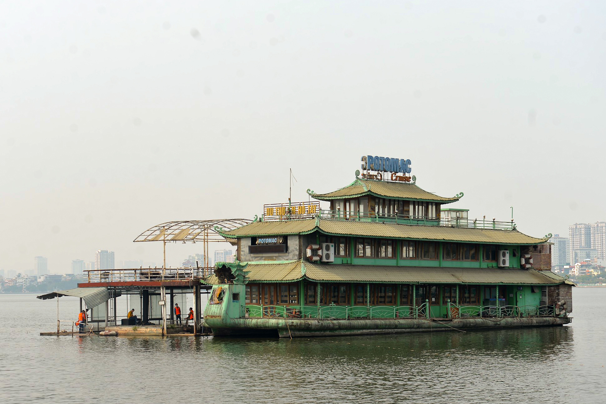 Hà Nội cưỡng chế tháo dỡ du thuyền trên hồ Tây - Ảnh 5.