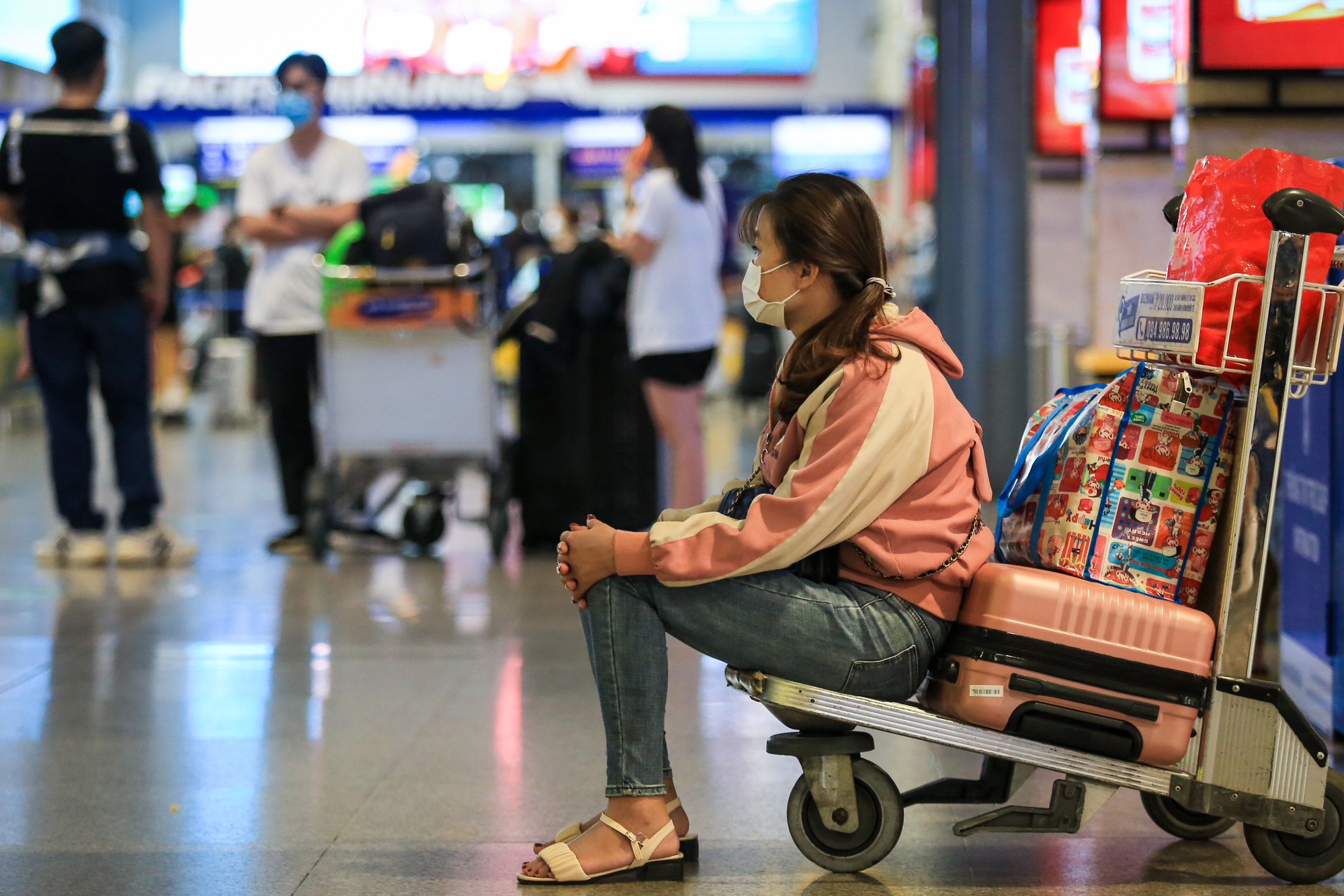 Về quê nghỉ lễ sớm: Sân bay Tân Sơn Nhất - Ảnh 2.