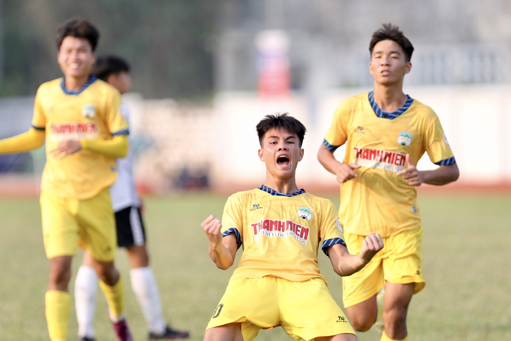 Thắng nghẹt thở U.19 An Giang 3-2, U.19 HAGL giành vé vào tứ kết - Ảnh 3.