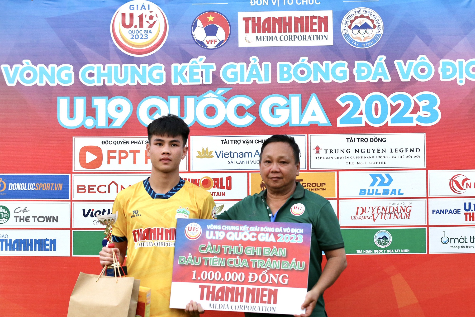 Thắng nghẹt thở U.19 An Giang 3-2, U.19 HAGL giành vé vào tứ kết - Ảnh 4.