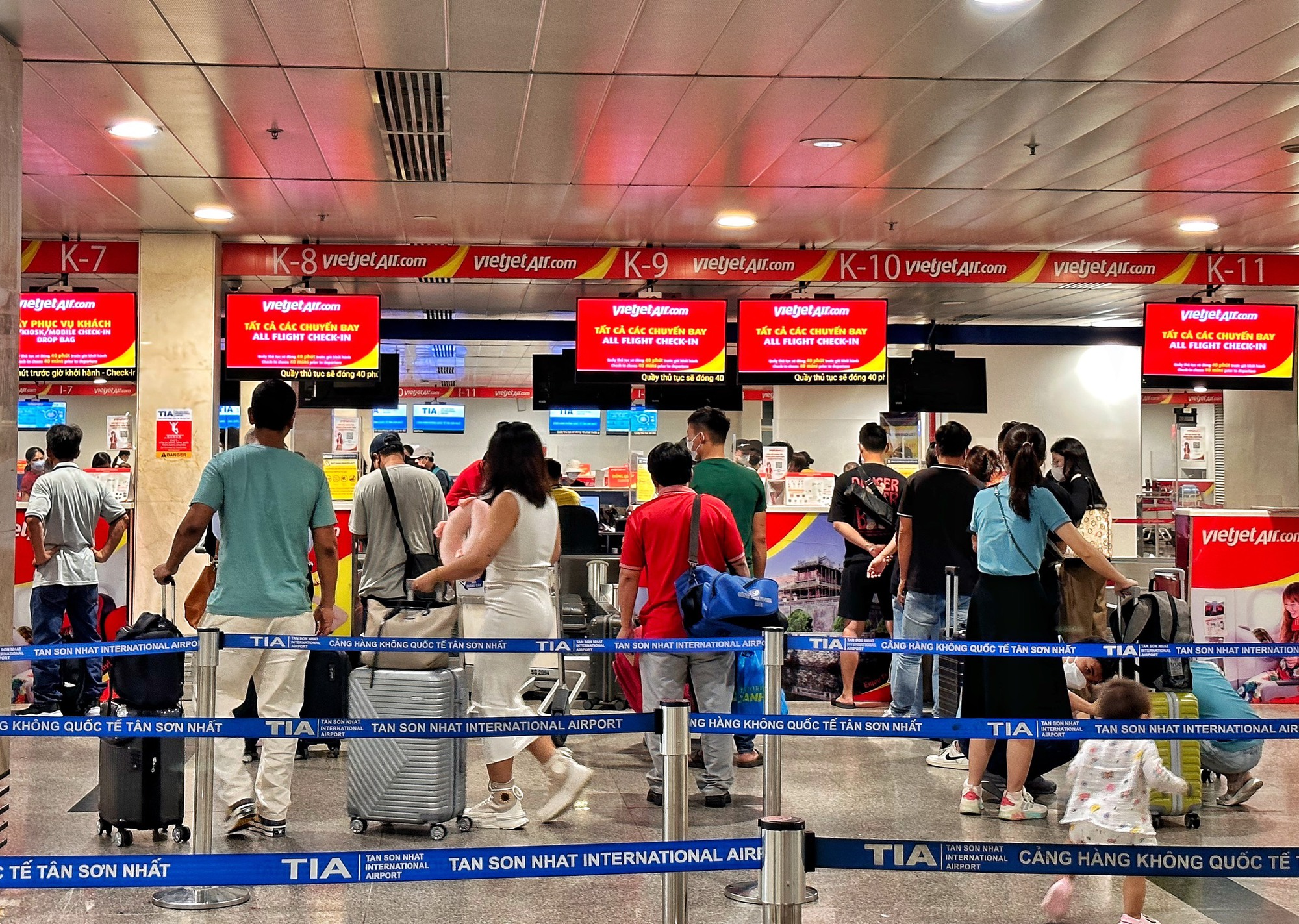 Trưa nay, sân bay Tân Sơn Nhất nhộn nhịp khách về quê, du lịch kỳ nghỉ lễ - Ảnh 2.