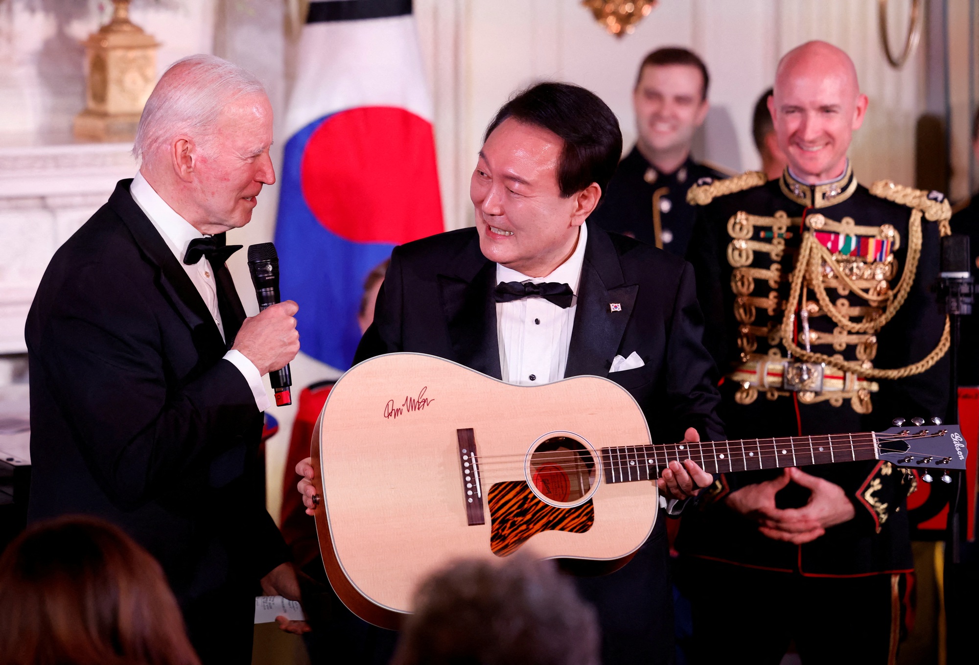 'Bánh Mỹ': Tổng thống Hàn Quốc khoe tài ca hát trước Tổng thống Mỹ - Ảnh 1.