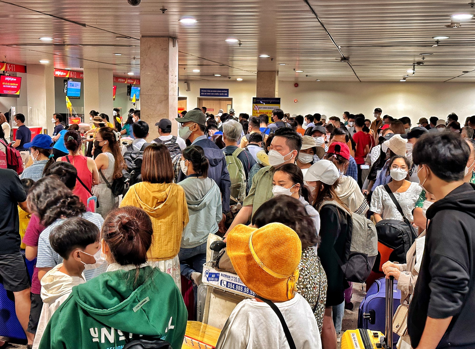 Sân bay Tân Sơn Nhất rạng sáng giỗ tổ Hùng Vương: Chưa ‘hạ nhiệt', ùn ùn khách  - Ảnh 1.
