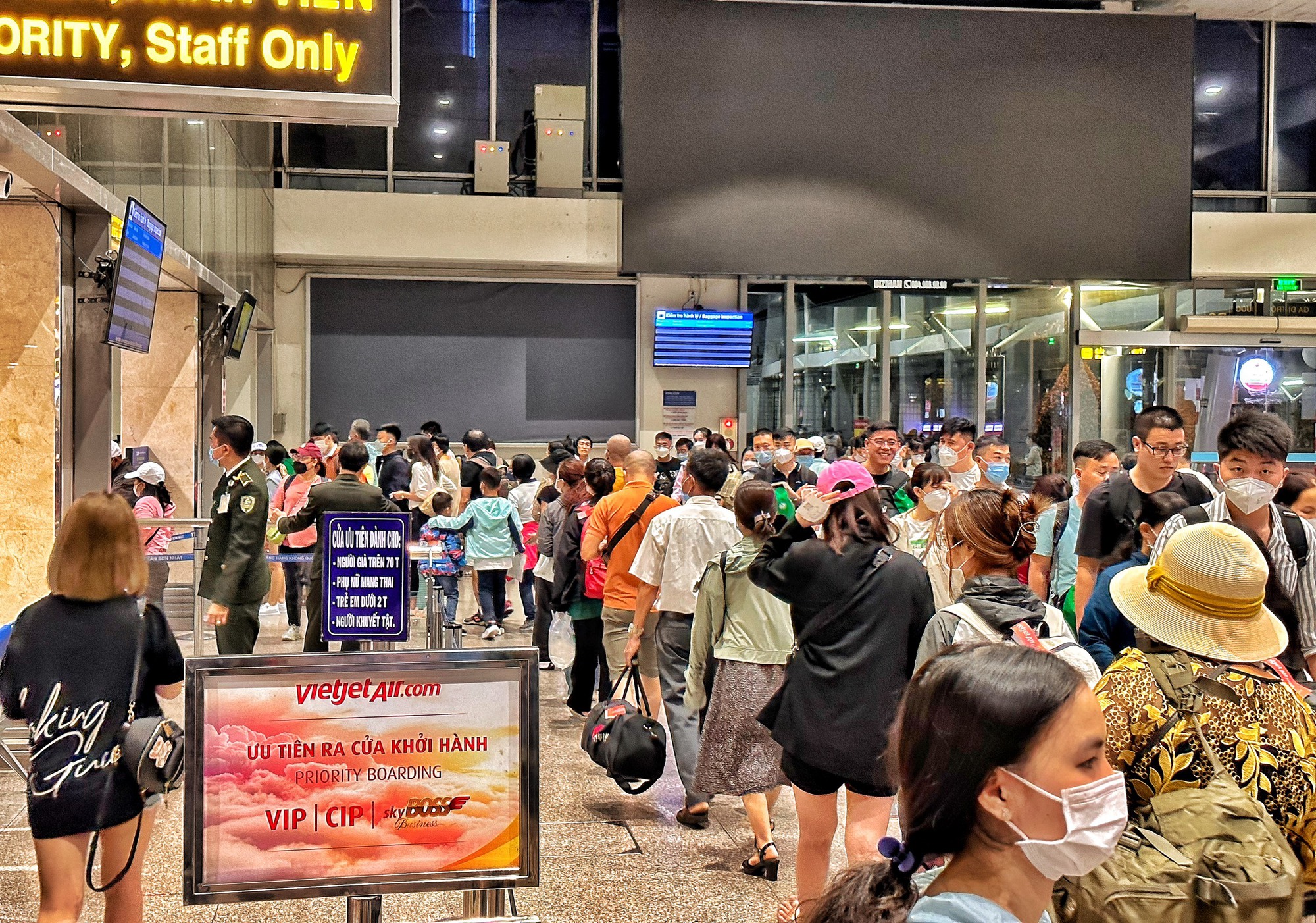 Sân bay Tân Sơn Nhất rạng sáng giỗ tổ Hùng Vương: Chưa ‘hạ nhiệt', ùn ùn khách  - Ảnh 3.