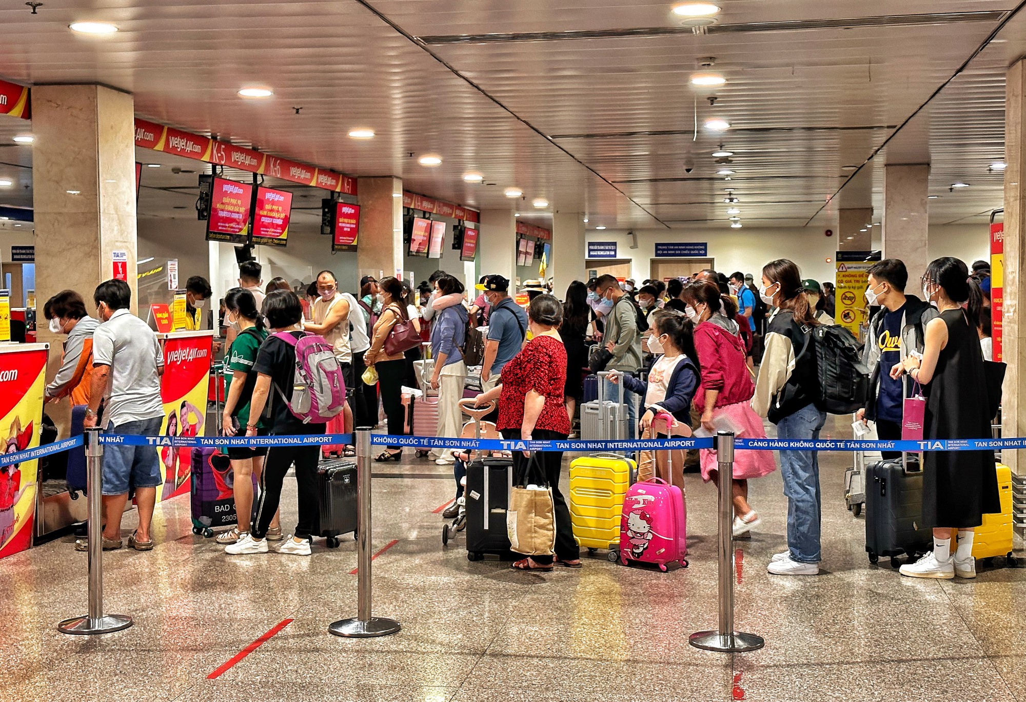 Sân bay Tân Sơn Nhất rạng sáng giỗ tổ Hùng Vương: Chưa ‘hạ nhiệt', ùn ùn khách  - Ảnh 6.