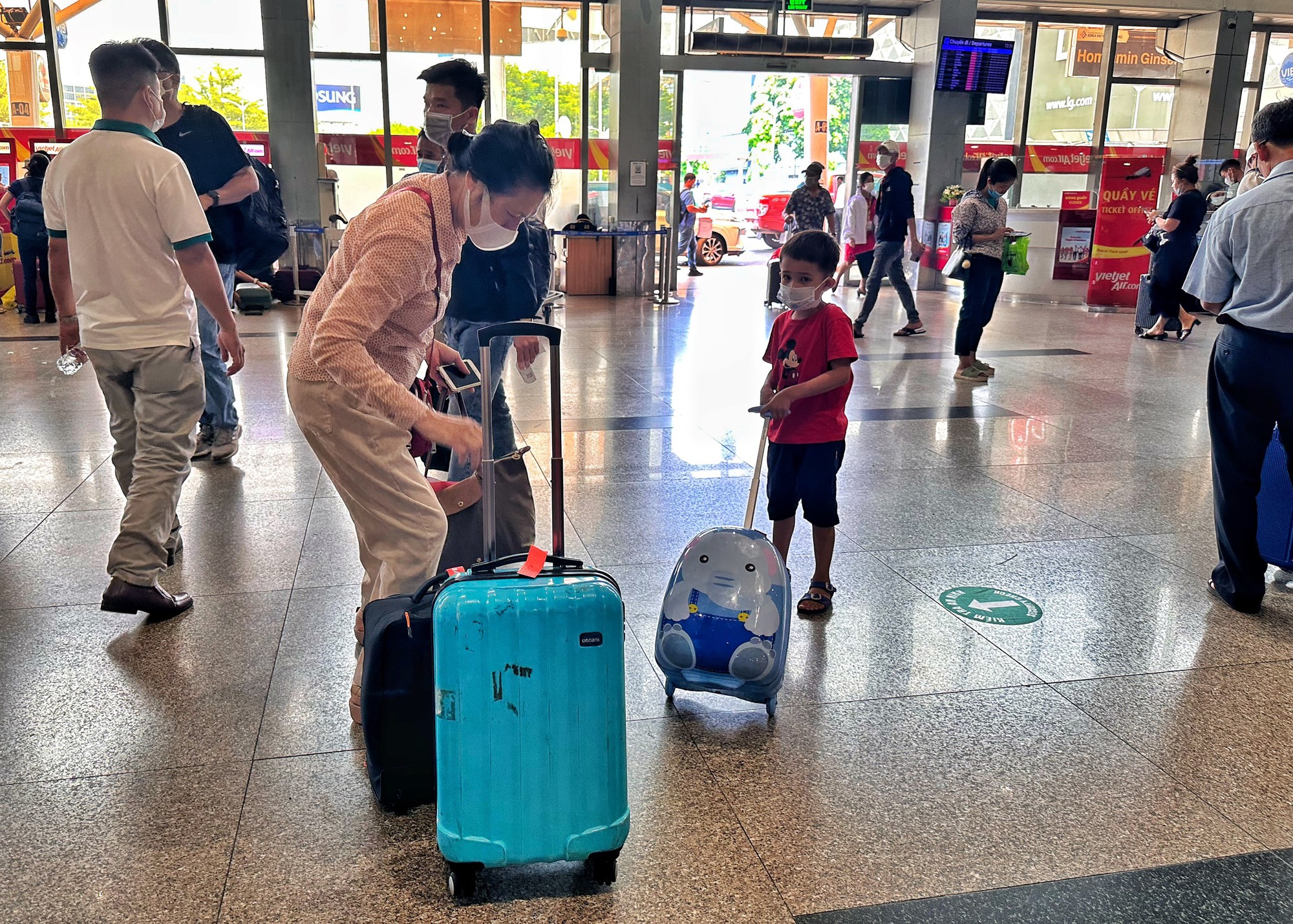 Trưa nay, sân bay Tân Sơn Nhất nhộn nhịp khách về quê, du lịch kỳ nghỉ lễ - Ảnh 5.